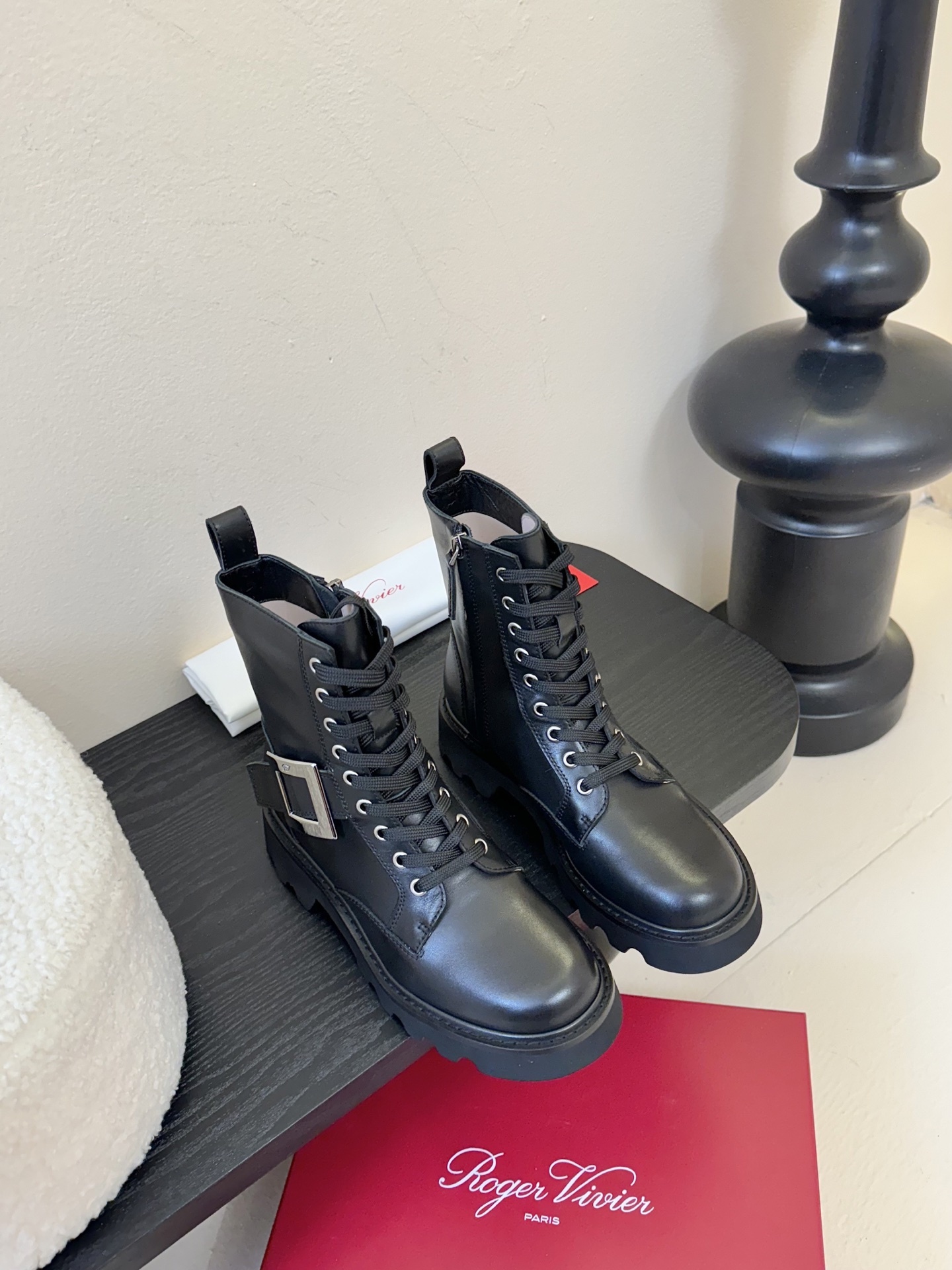Roger Vivier·罗杰维维亚 2025ss新款 RV Viv‘ Rangers Truck系列方