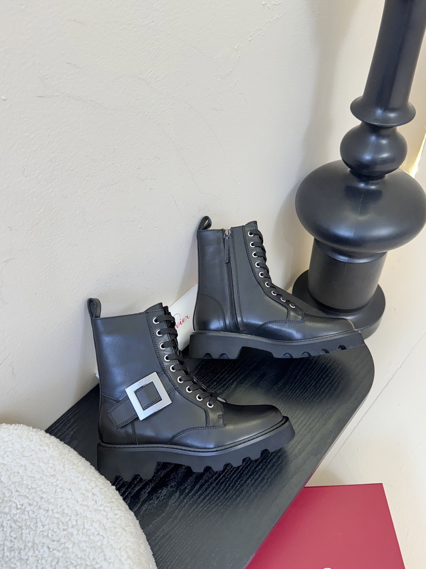 Roger Vivier·罗杰维维亚 2025ss新款 RV Viv‘ Rangers Truck系列方