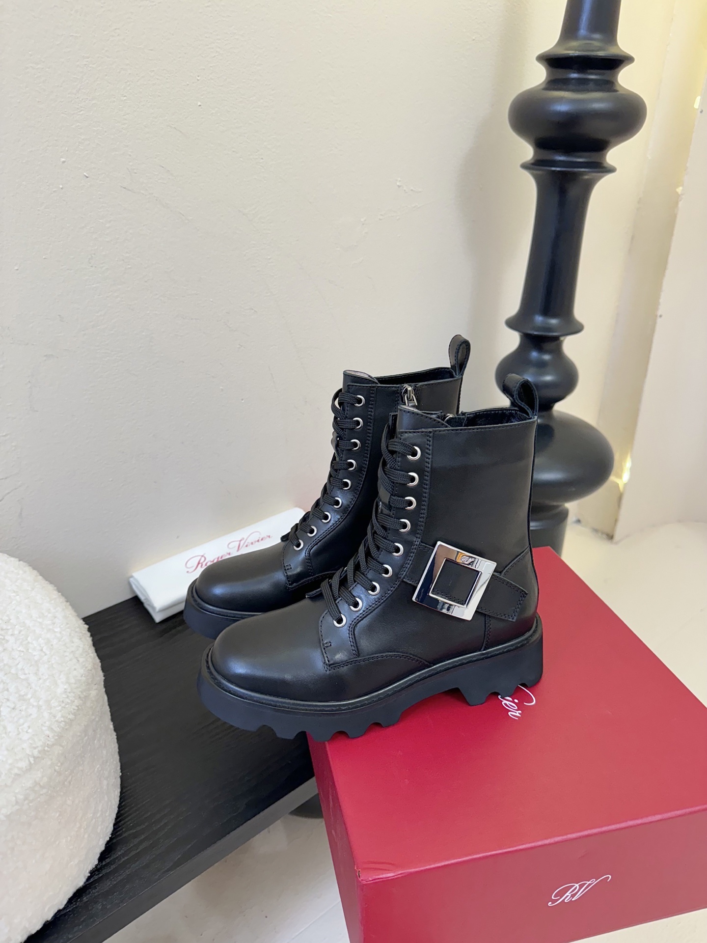 Roger Vivier·罗杰维维亚 2025ss新款 RV Viv‘ Rangers Truck系列方