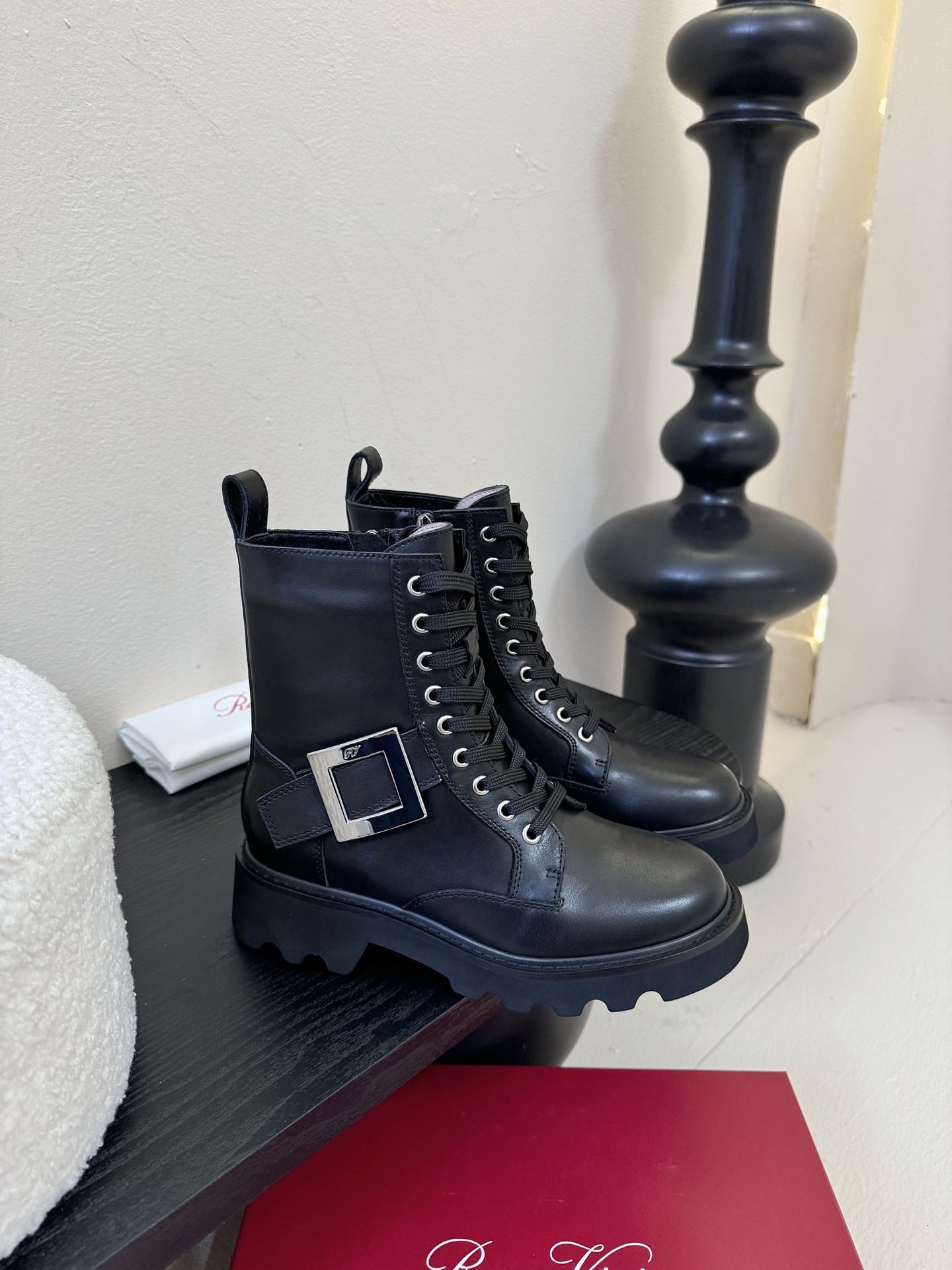 Roger Vivier·罗杰维维亚 2025ss新款 RV Viv‘ Rangers Truck系列方