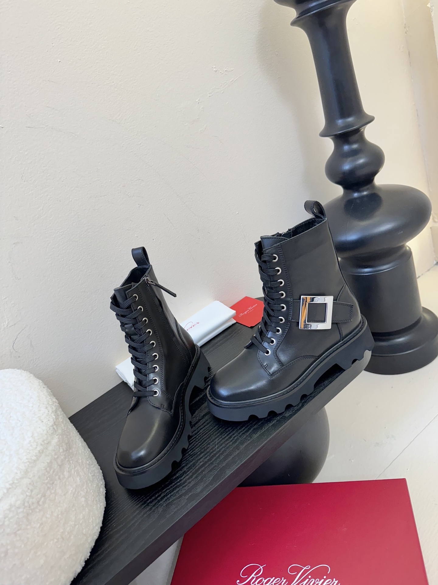 Roger Vivier·罗杰维维亚 2025ss新款 RV Viv‘ Rangers Truck系列方