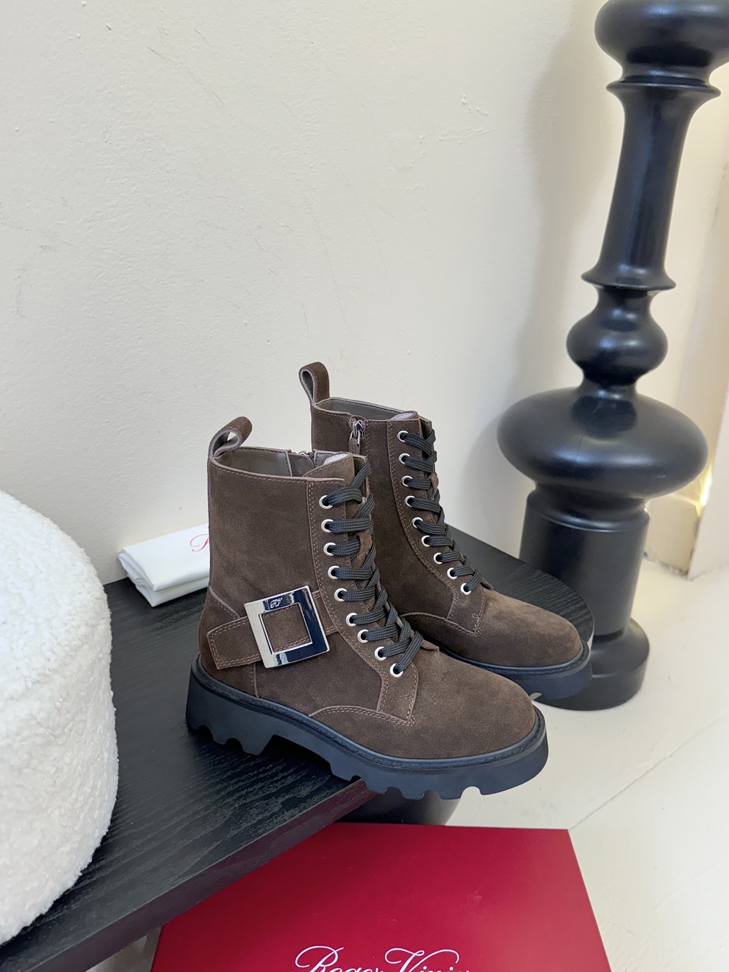 Roger Vivier·罗杰维维亚 2025ss新款 RV Viv‘ Rangers Truck系列方