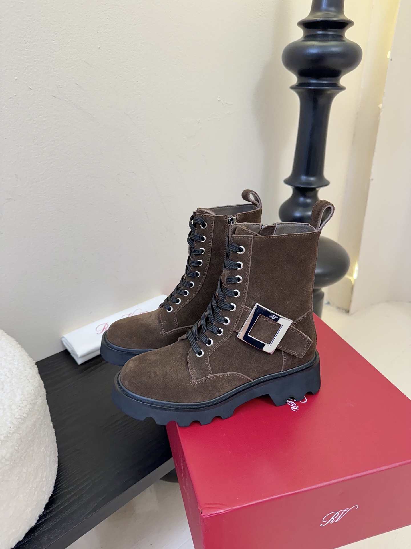 Roger Vivier·罗杰维维亚 2025ss新款 RV Viv‘ Rangers Truck系列方