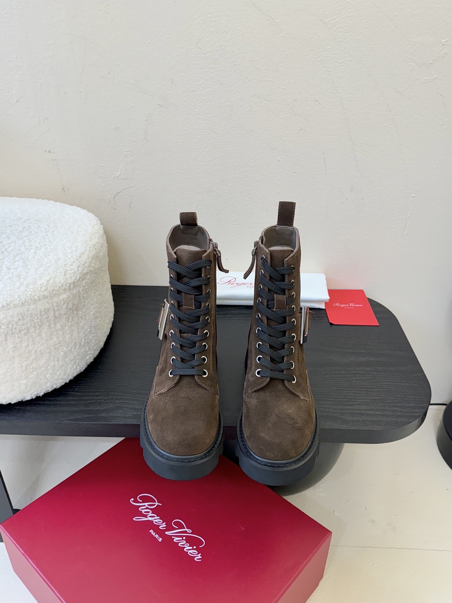 Roger Vivier·罗杰维维亚 2025ss新款 RV Viv‘ Rangers Truck系列方