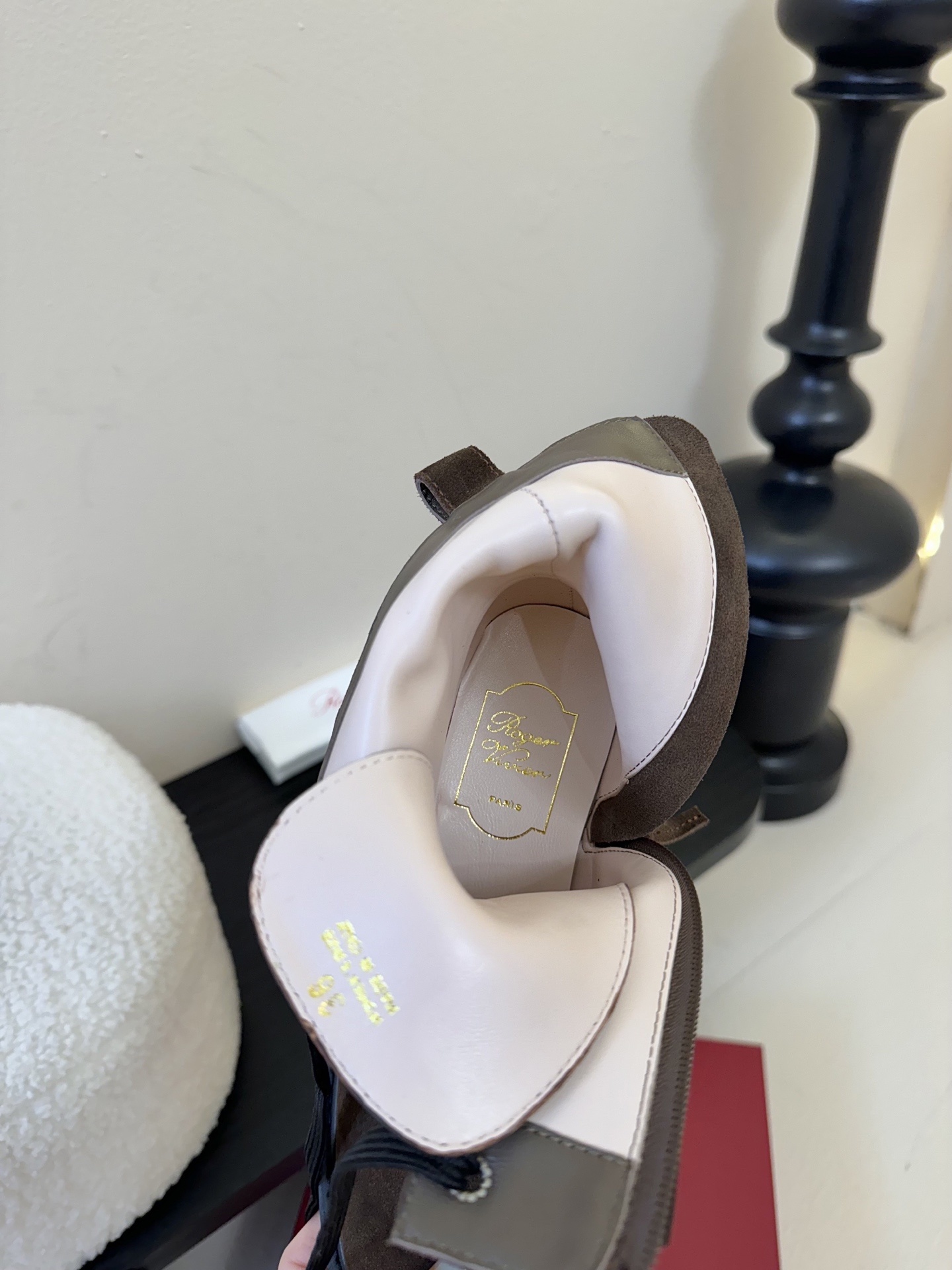 Roger Vivier·罗杰维维亚 2025ss新款 RV Viv‘ Rangers Truck系列方
