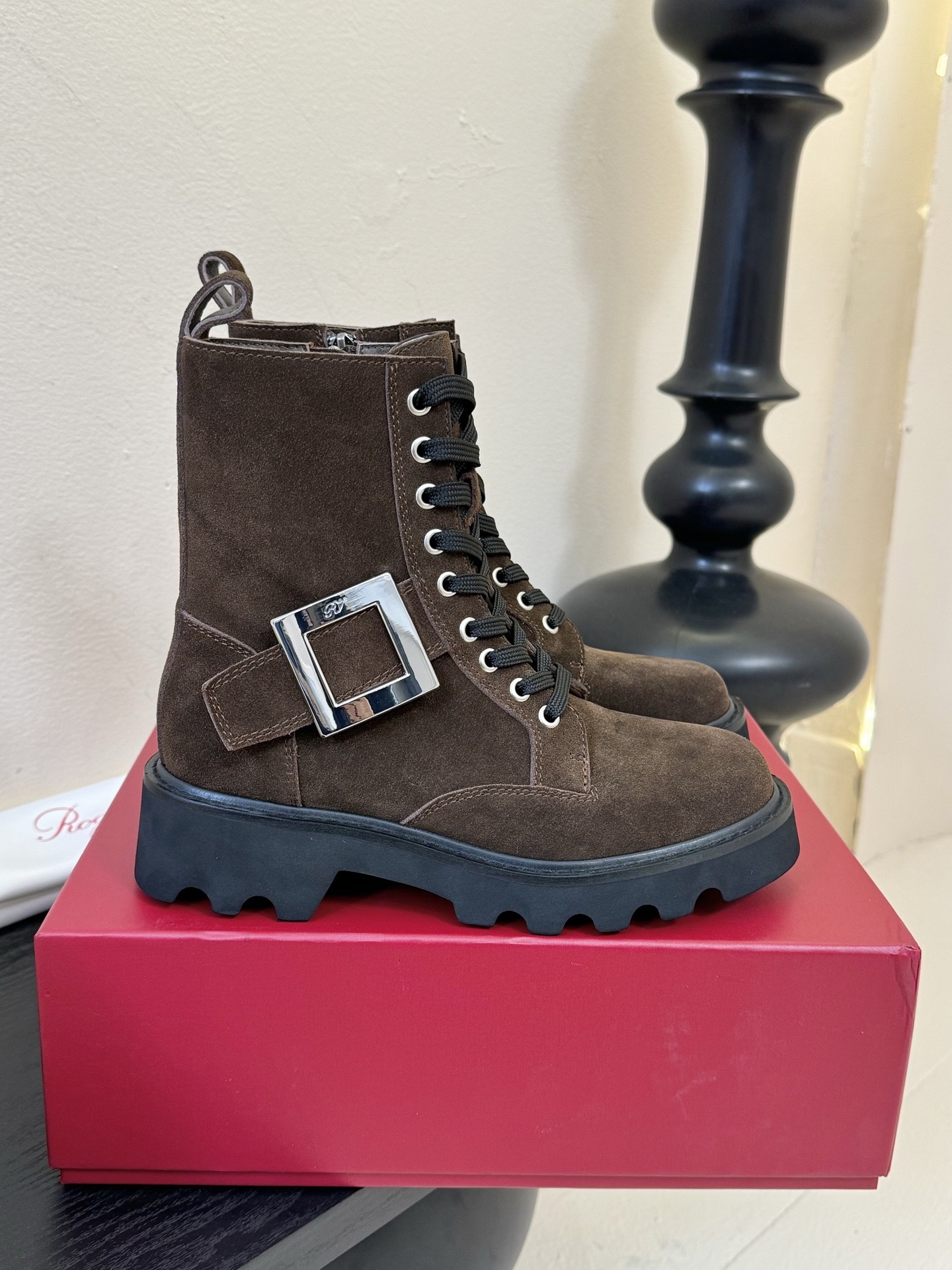Roger Vivier·罗杰维维亚 2025ss新款 RV Viv‘ Rangers Truck系列方
