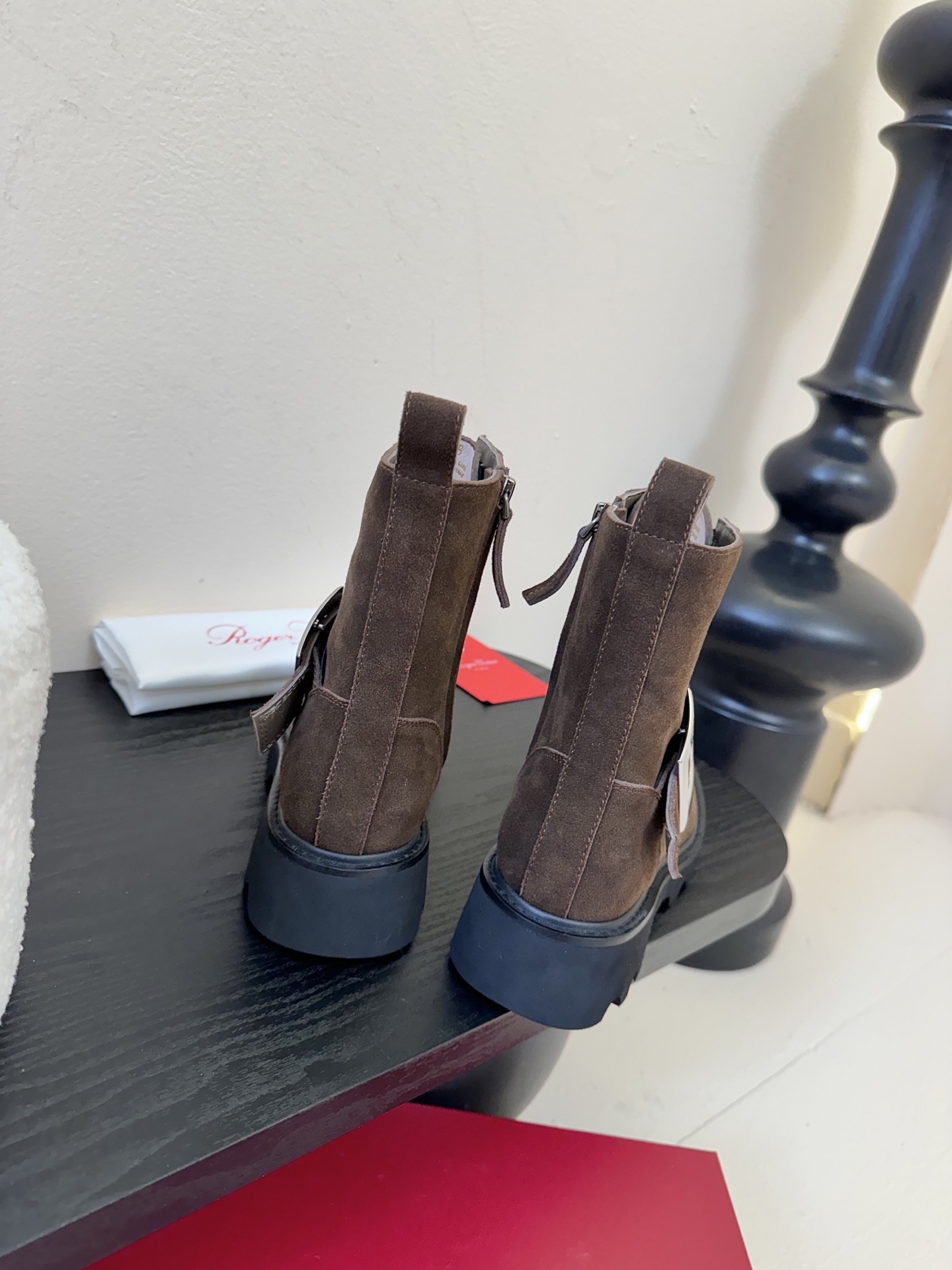 Roger Vivier·罗杰维维亚 2025ss新款 RV Viv‘ Rangers Truck系列方