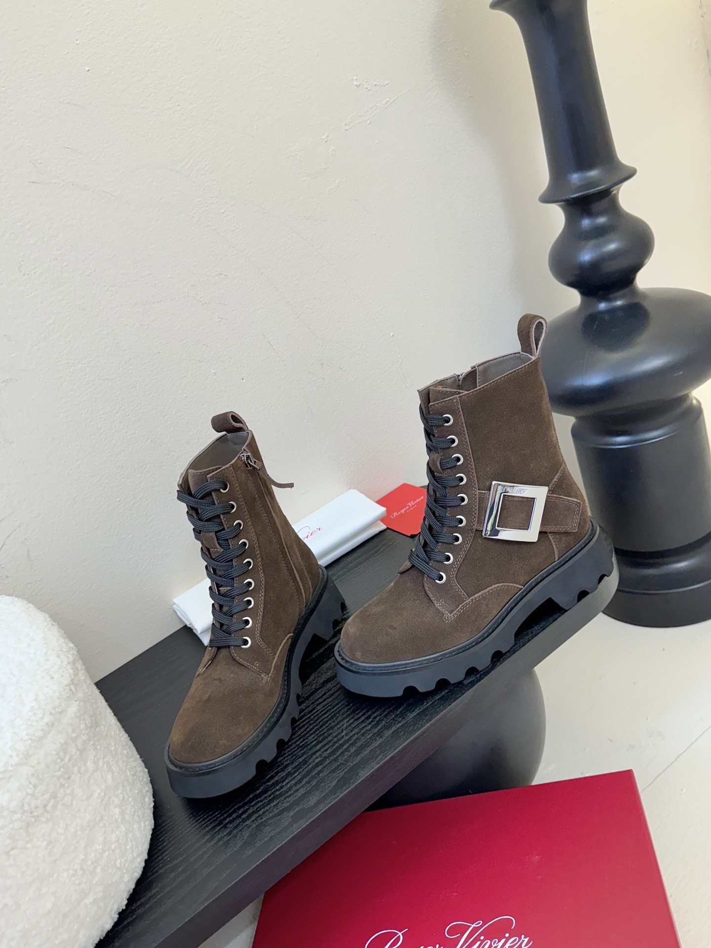 Roger Vivier·罗杰维维亚 2025ss新款 RV Viv‘ Rangers Truck系列方