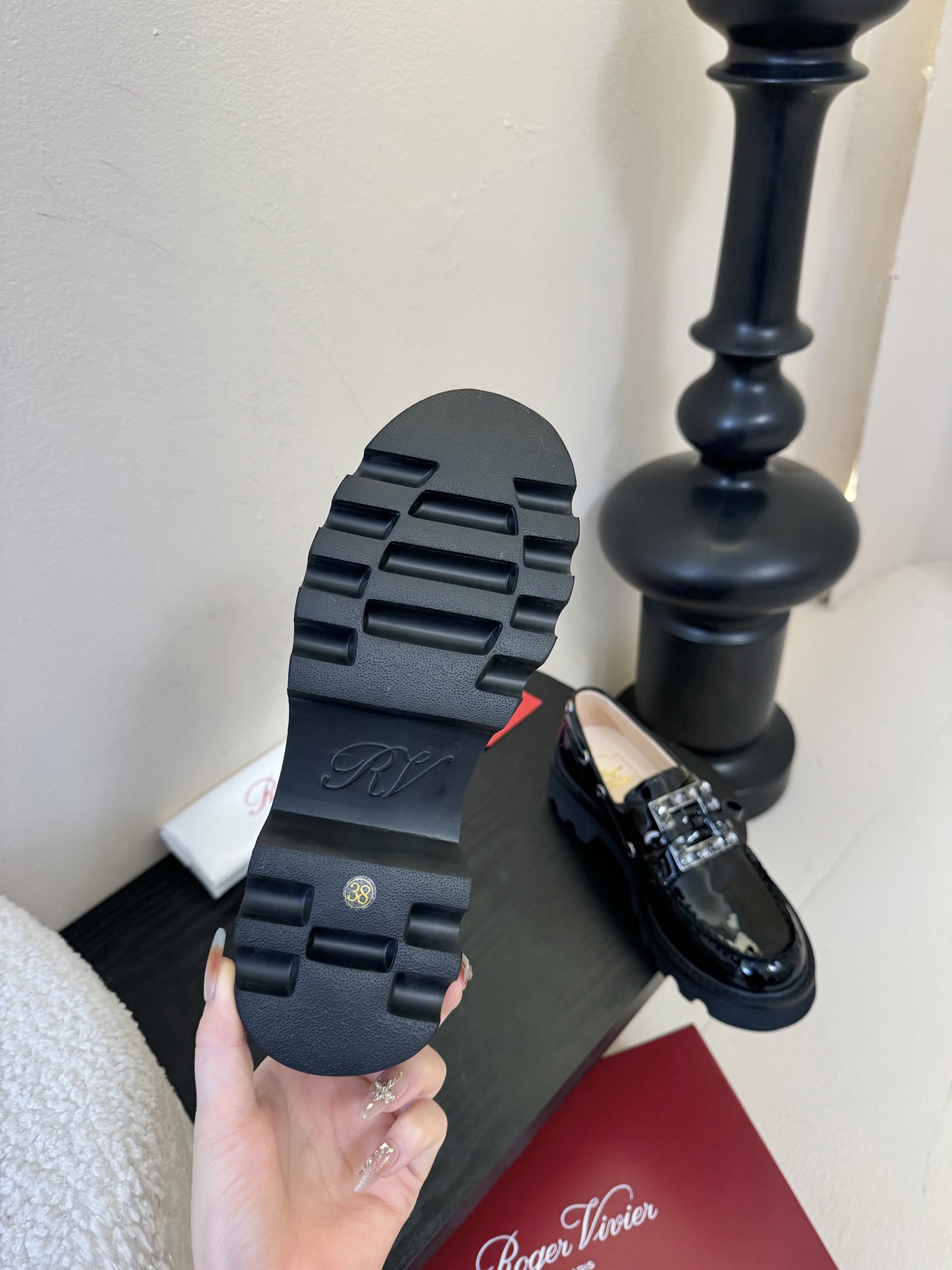 Roger Vivier·罗杰维维亚 2025ss新款 RV Viv‘ Rangers Truck系列方