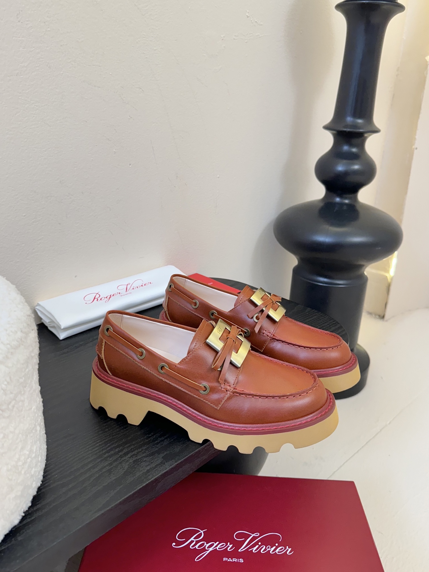 Roger Vivier·罗杰维维亚 2025ss新款 RV Viv‘ Rangers Truck系列方