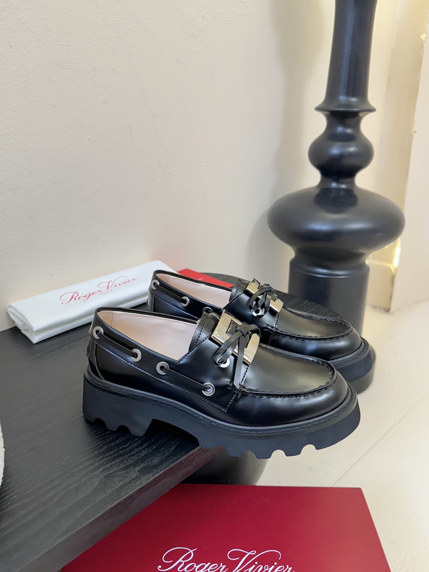 Roger Vivier·罗杰维维亚 2025ss新款 RV Viv‘ Rangers Truck系列方