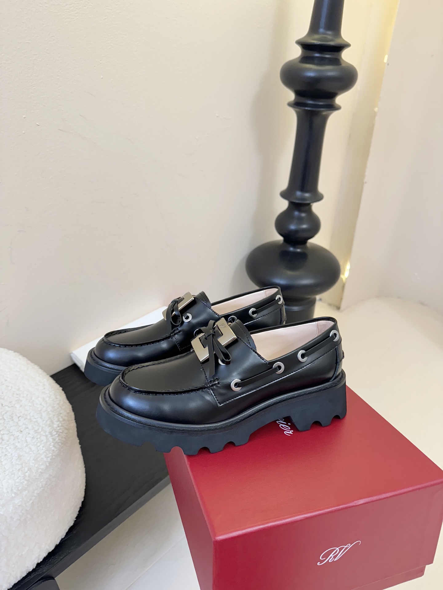 Roger Vivier·罗杰维维亚 2025ss新款 RV Viv‘ Rangers Truck系列方