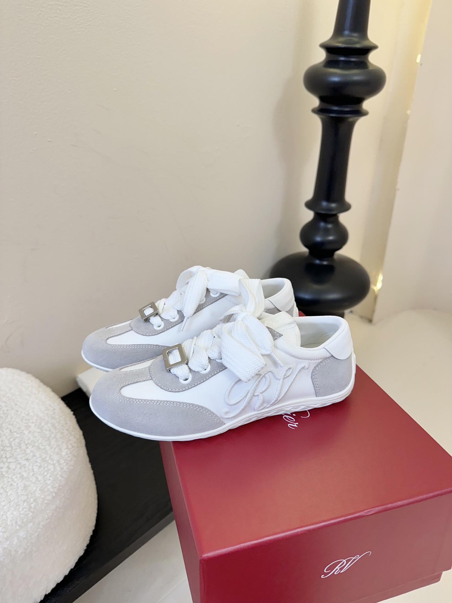 Roger Vivier 最新款 Viv Low系列 水钻 方扣 休闲 运动鞋..原版购入开发 做货 新