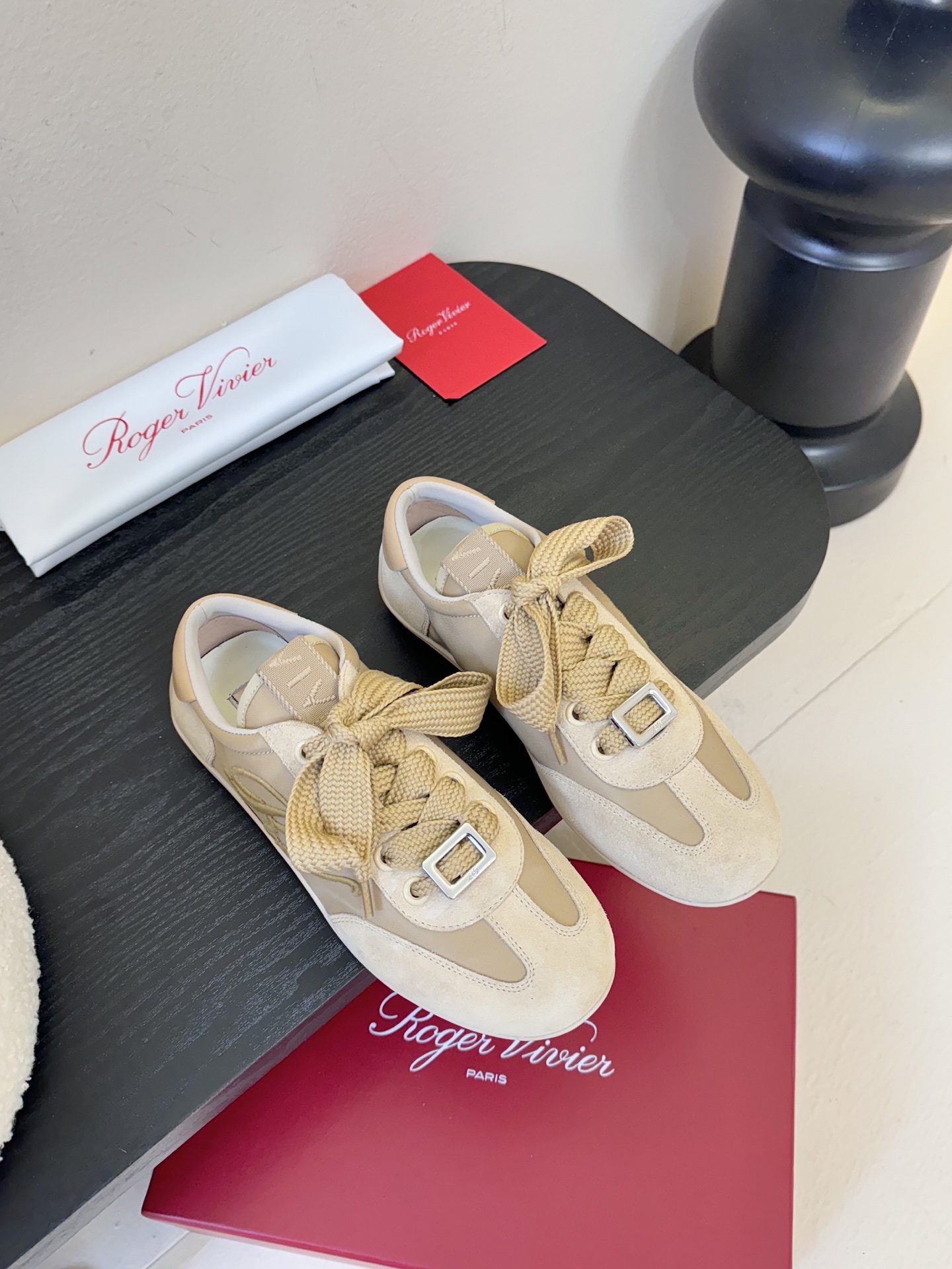 Roger Vivier 最新款 Viv Low系列 水钻 方扣 休闲 运动鞋..原版购入开发 做货 新