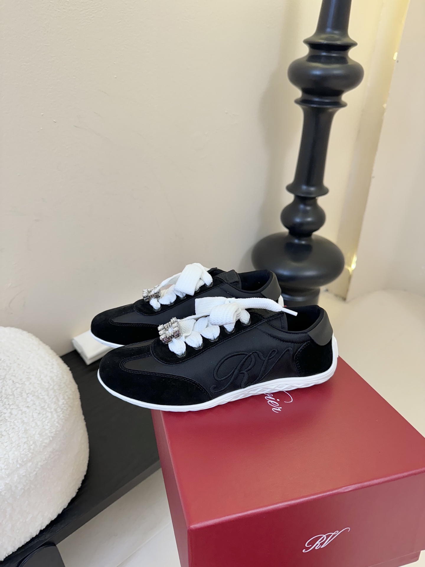 Roger Vivier 最新款 Viv Low系列 水钻 方扣 休闲 运动鞋..原版购入开发 做货 新