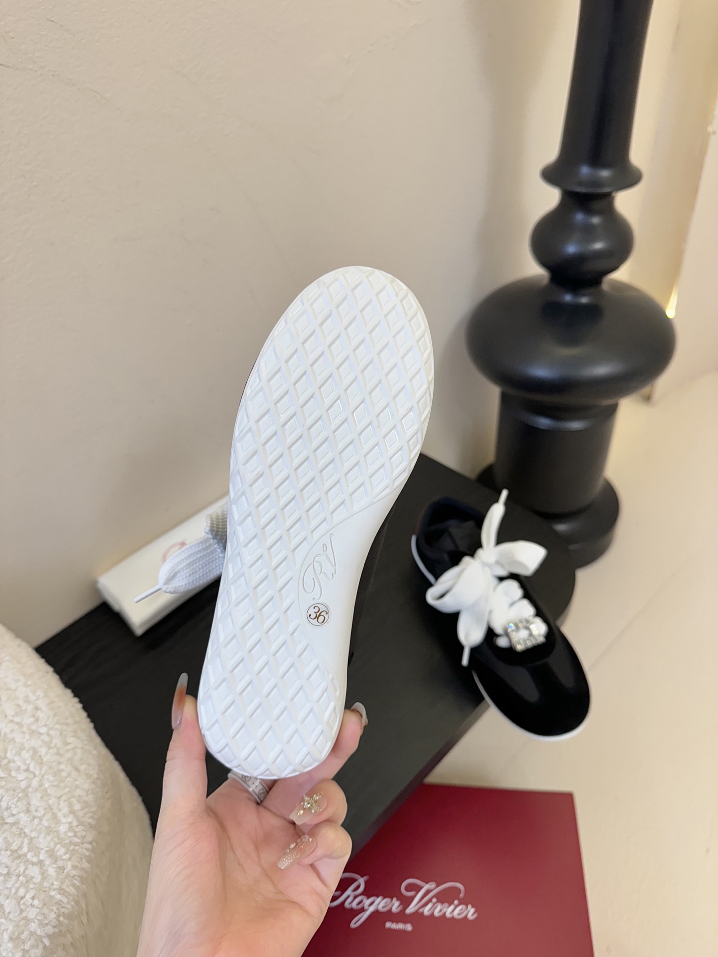 Roger Vivier 最新款 Viv Low系列 水钻 方扣 休闲 运动鞋..原版购入开发 做货 新