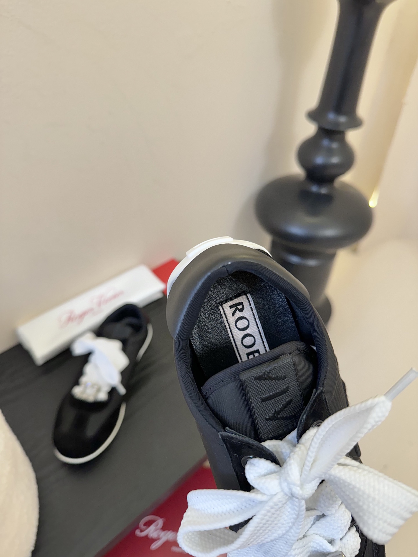Roger Vivier 最新款 Viv Low系列 水钻 方扣 休闲 运动鞋..原版购入开发 做货 新