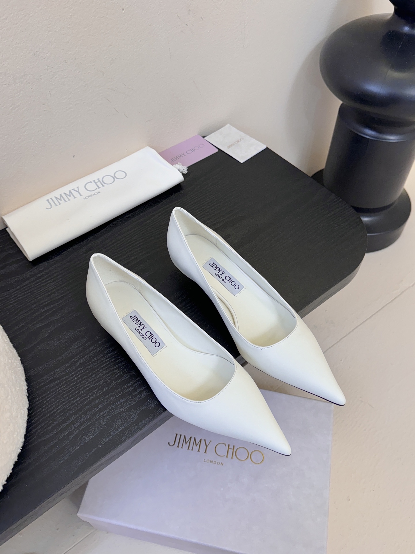 Jimmy Choo 将圆润光泽镶嵌于足尖为你的穿搭映亮魅力，璀璨每刻!莹润动人，轻易动心Jimmy C