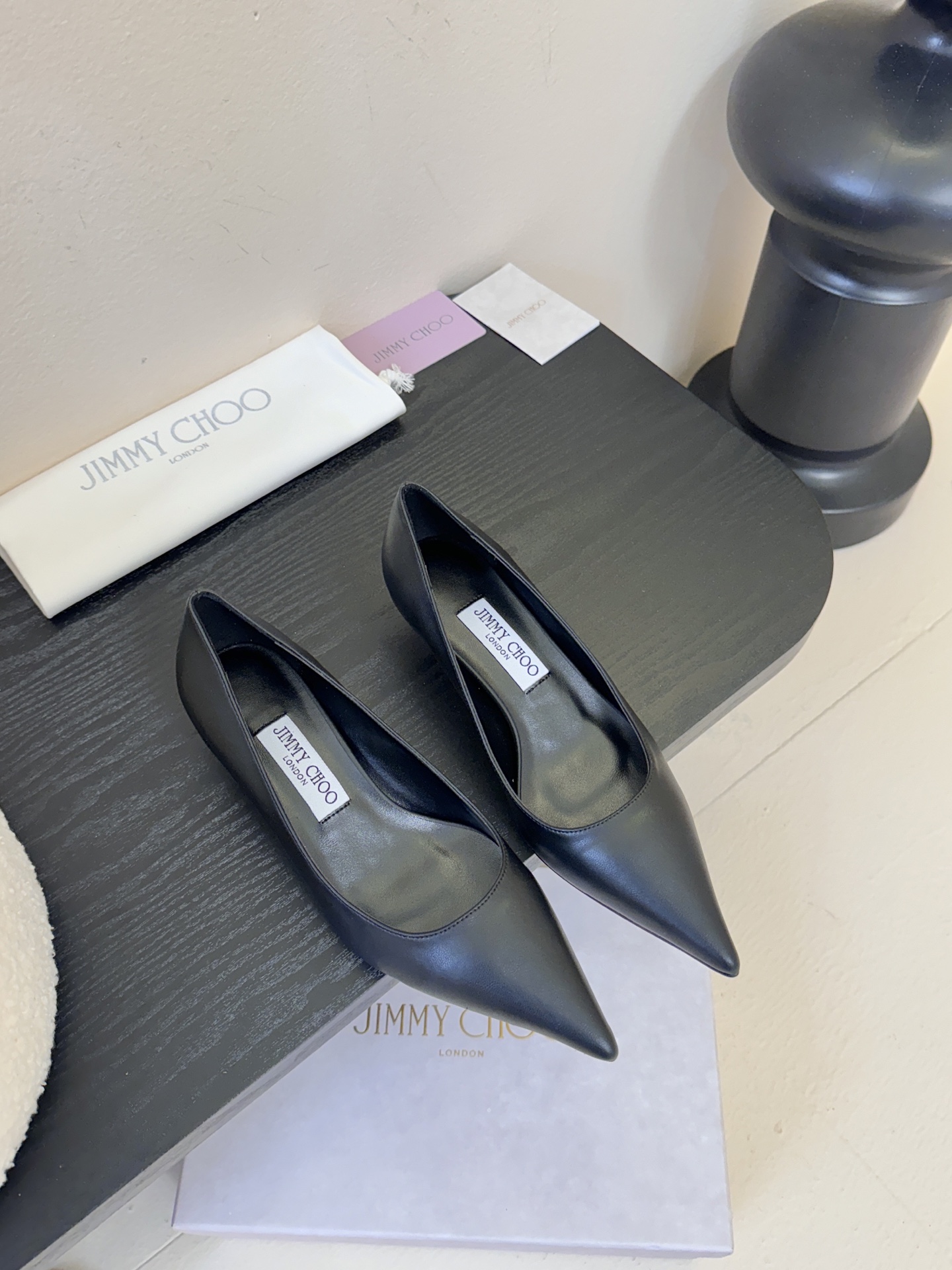 Jimmy Choo 将圆润光泽镶嵌于足尖为你的穿搭映亮魅力，璀璨每刻!莹润动人，轻易动心Jimmy C