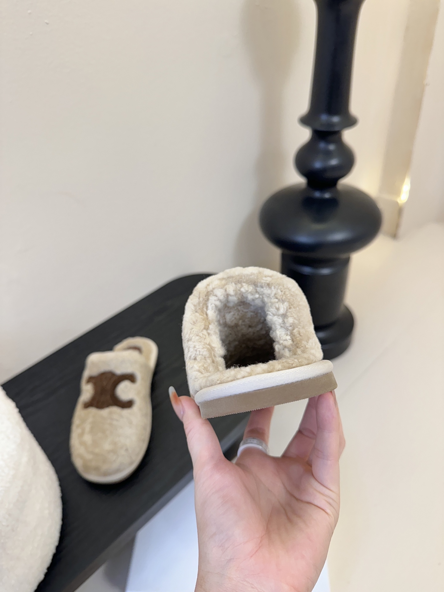 CELINE思琳秋冬最新款凯旋门羊毛毛拖鞋～ 超多明星网红种草 这双毛拖也是好好看 整体一看就是非常高级