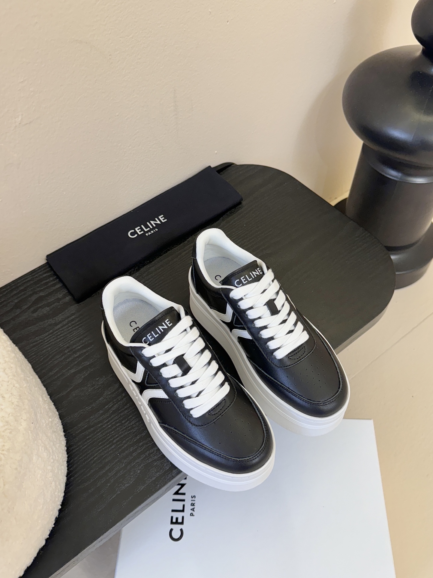 CELINE思琳赛琳CELINE RUNNER CR-03运动鞋👟鞋舌和鞋后帮饰有CELINE标志运动鞋