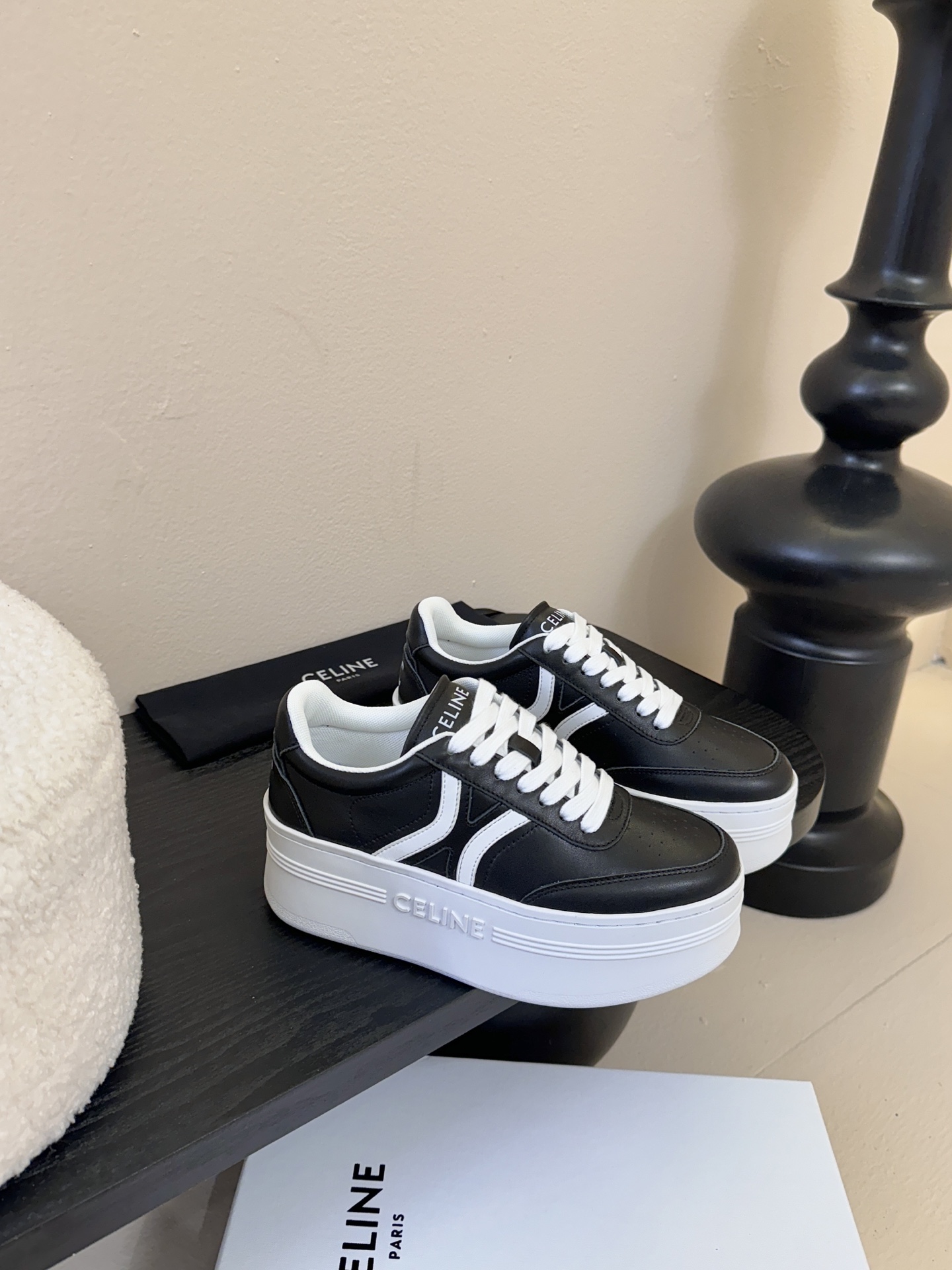 CELINE思琳赛琳CELINE RUNNER CR-03运动鞋👟鞋舌和鞋后帮饰有CELINE标志运动鞋