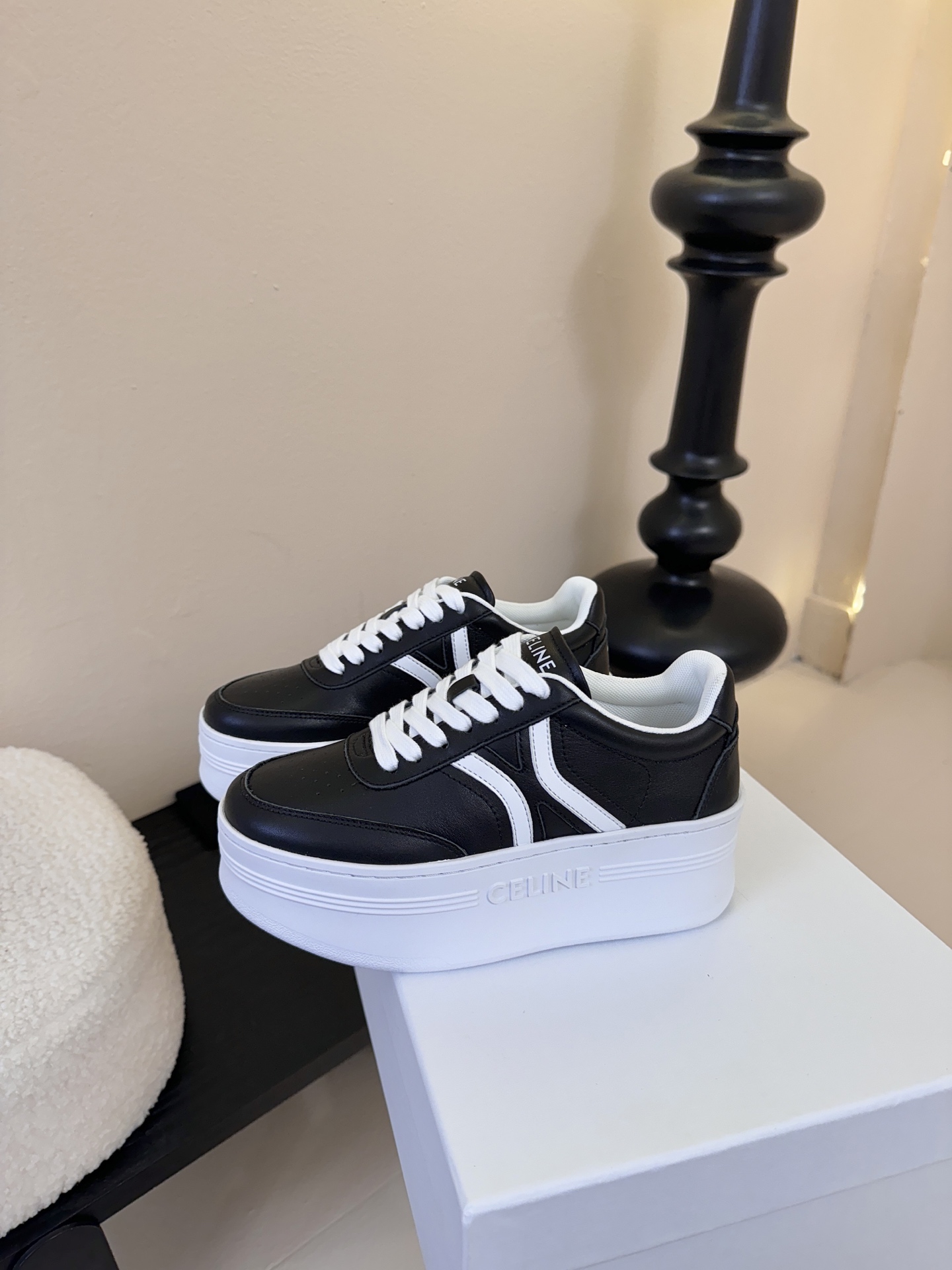 CELINE思琳赛琳CELINE RUNNER CR-03运动鞋👟鞋舌和鞋后帮饰有CELINE标志运动鞋
