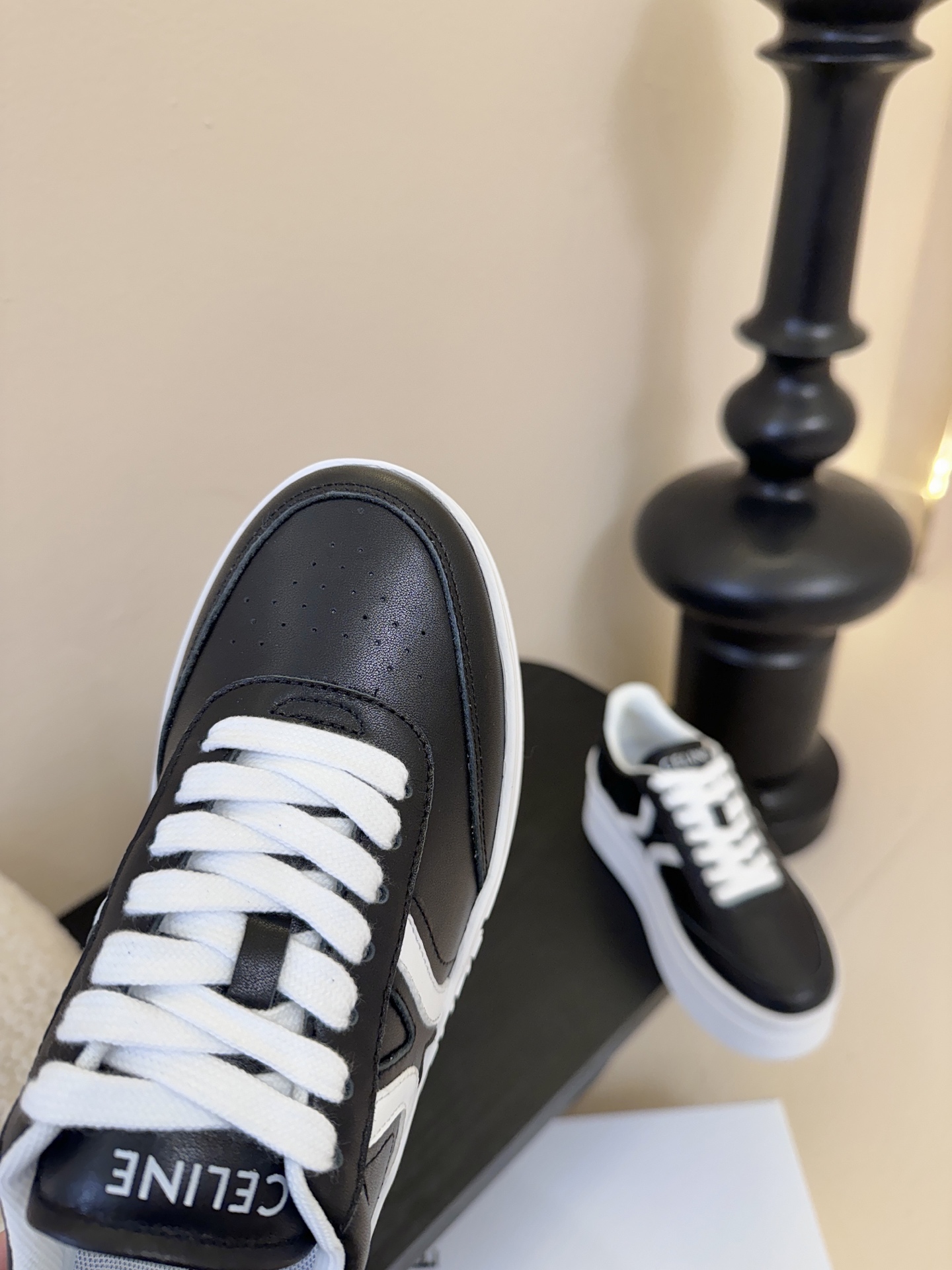CELINE思琳赛琳CELINE RUNNER CR-03运动鞋👟鞋舌和鞋后帮饰有CELINE标志运动鞋