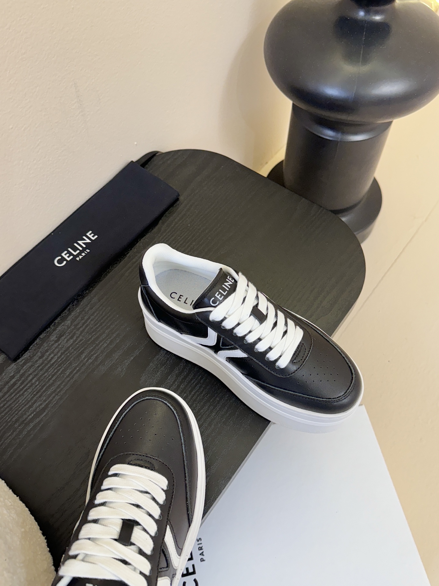 CELINE思琳赛琳CELINE RUNNER CR-03运动鞋👟鞋舌和鞋后帮饰有CELINE标志运动鞋