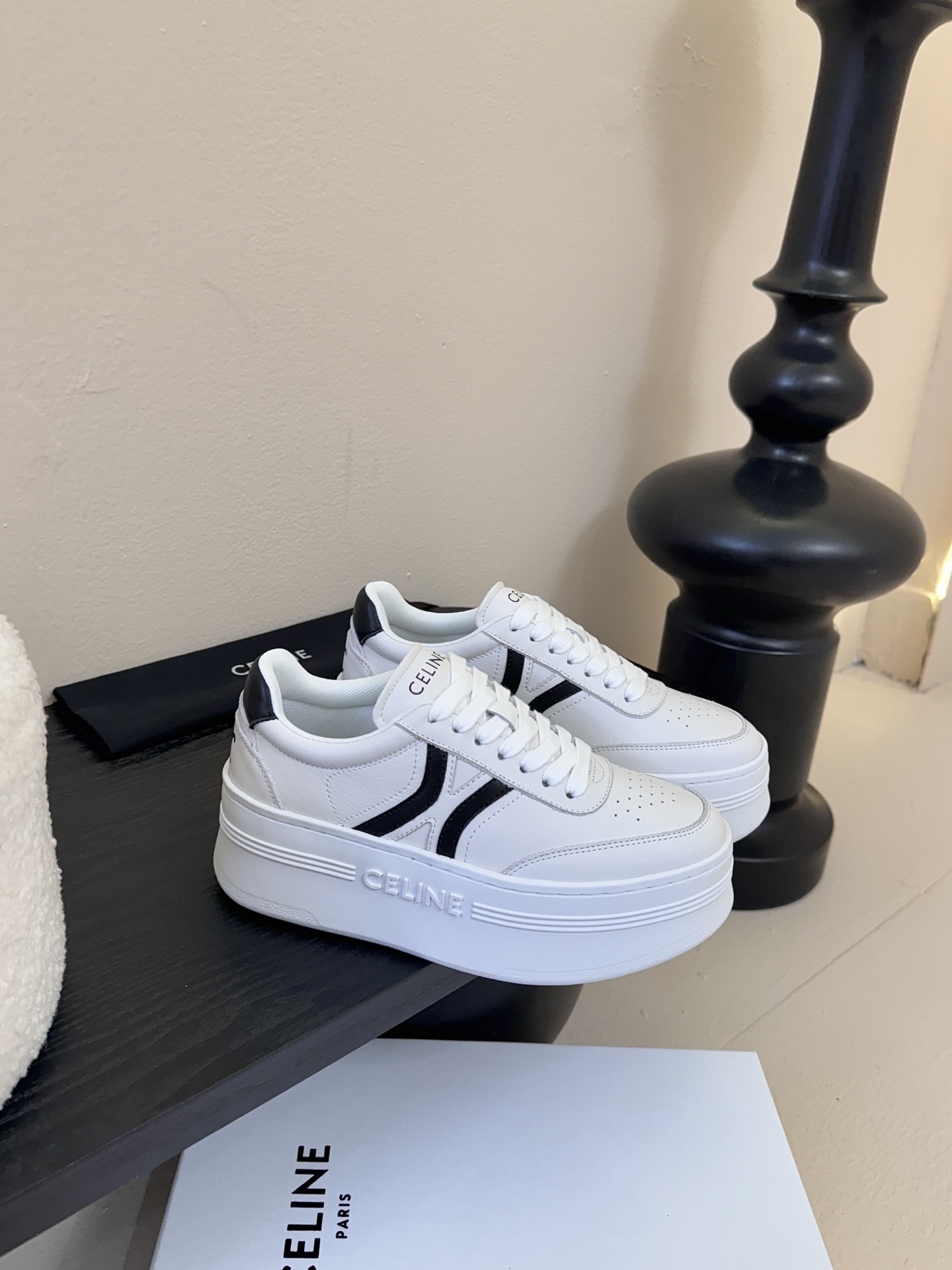 CELINE思琳赛琳CELINE RUNNER CR-03运动鞋👟鞋舌和鞋后帮饰有CELINE标志运动鞋