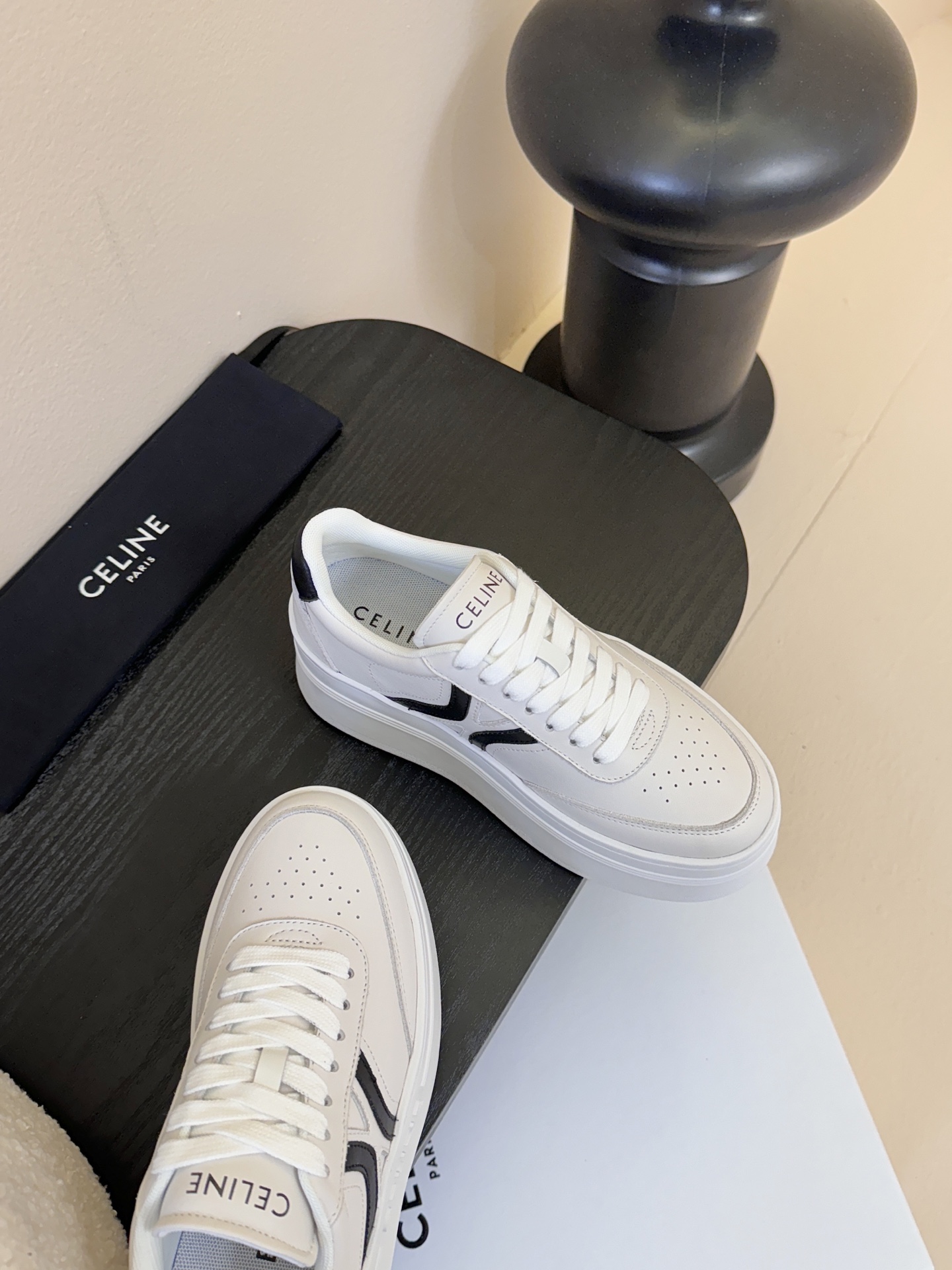 CELINE思琳赛琳CELINE RUNNER CR-03运动鞋👟鞋舌和鞋后帮饰有CELINE标志运动鞋