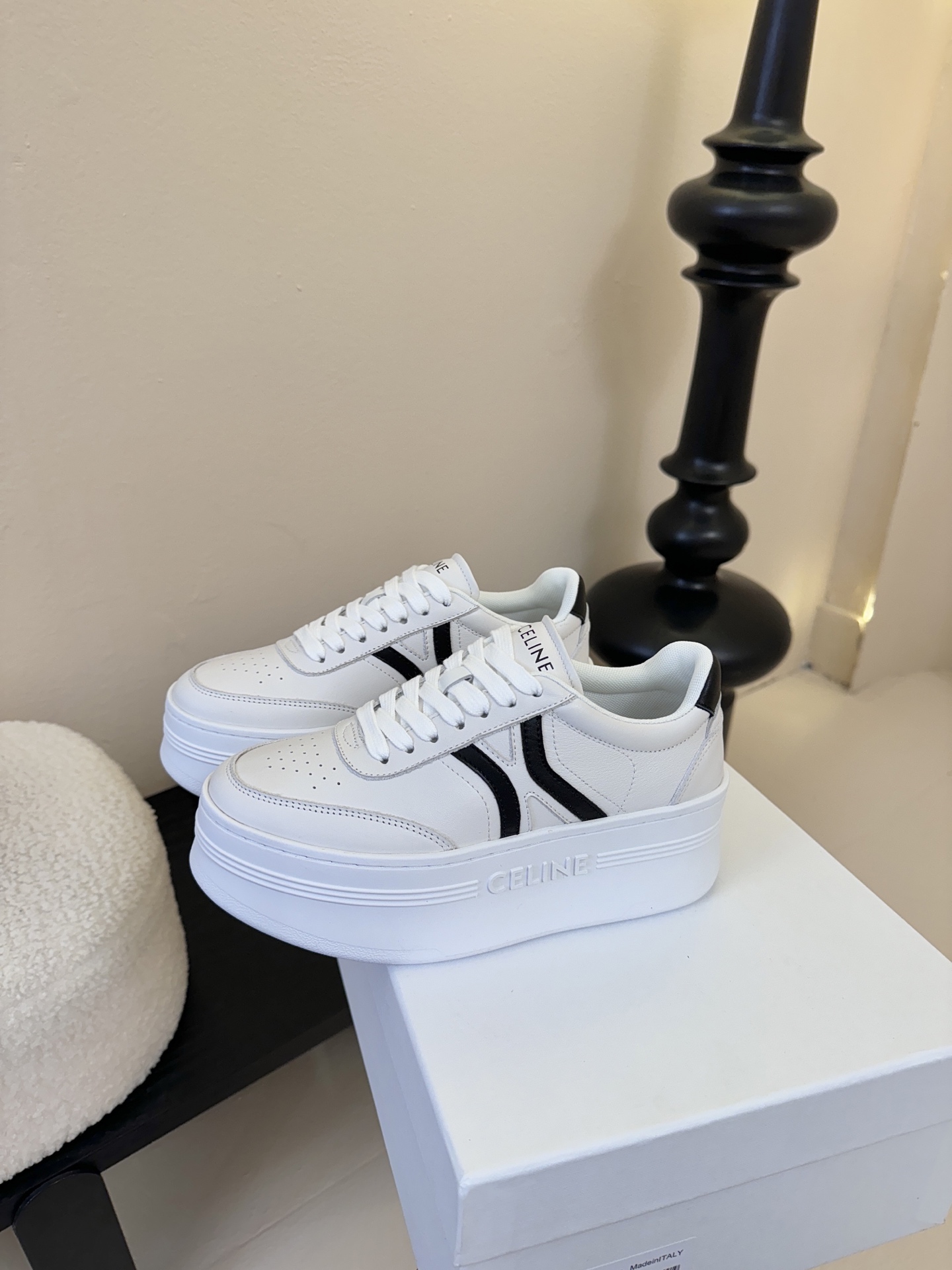 CELINE思琳赛琳CELINE RUNNER CR-03运动鞋👟鞋舌和鞋后帮饰有CELINE标志运动鞋