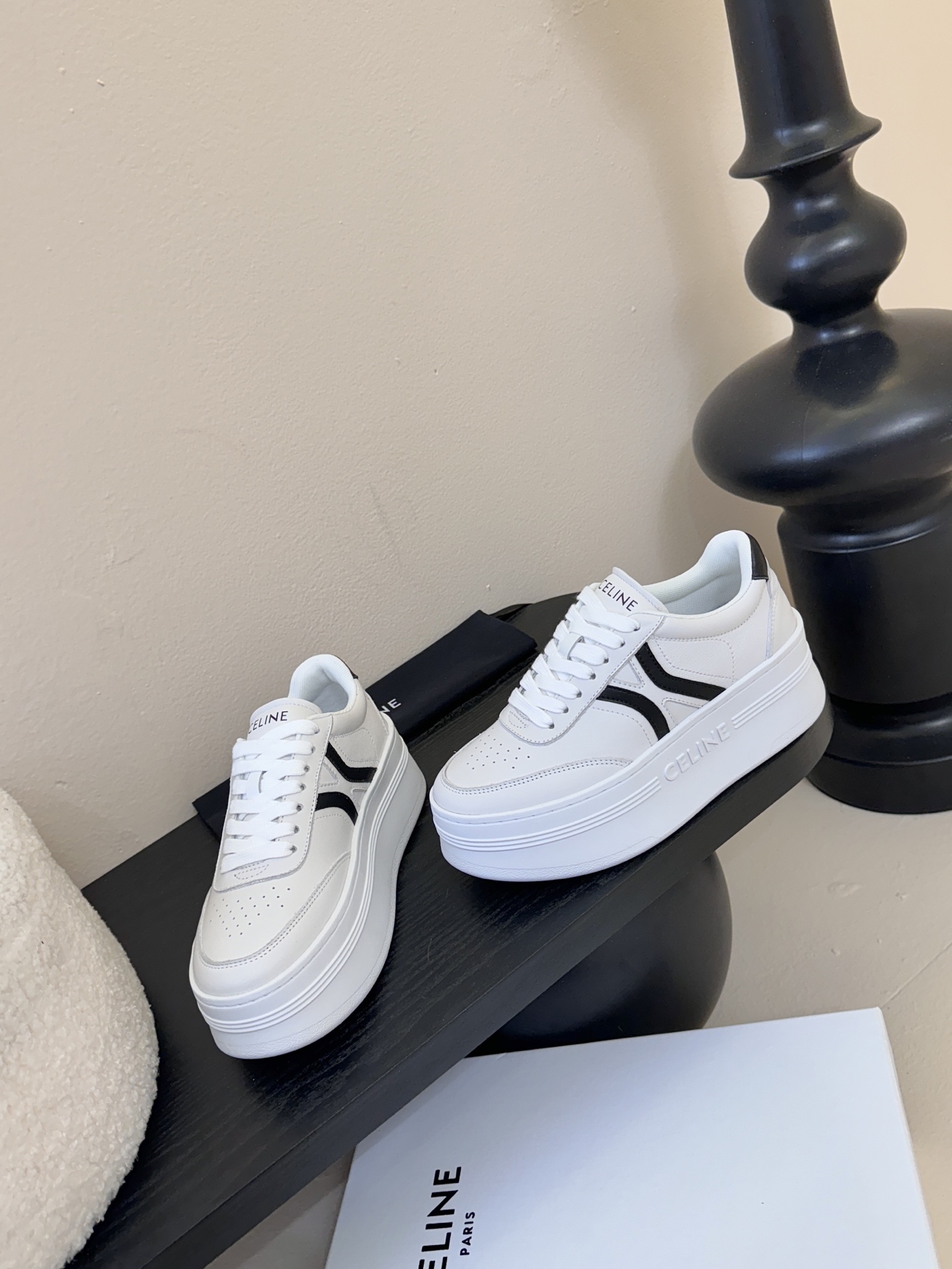 CELINE思琳赛琳CELINE RUNNER CR-03运动鞋👟鞋舌和鞋后帮饰有CELINE标志运动鞋