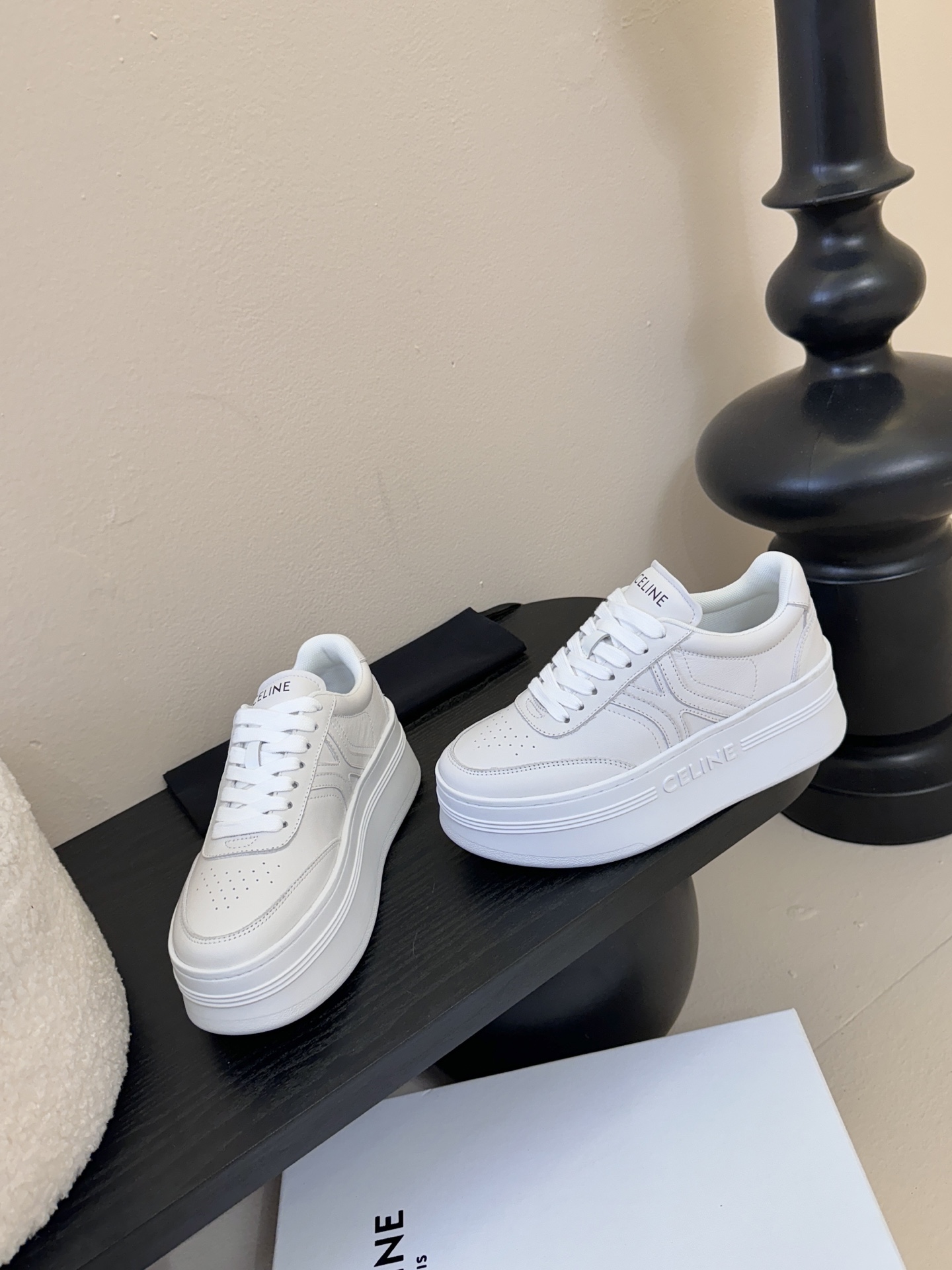 CELINE思琳赛琳CELINE RUNNER CR-03运动鞋👟鞋舌和鞋后帮饰有CELINE标志运动鞋