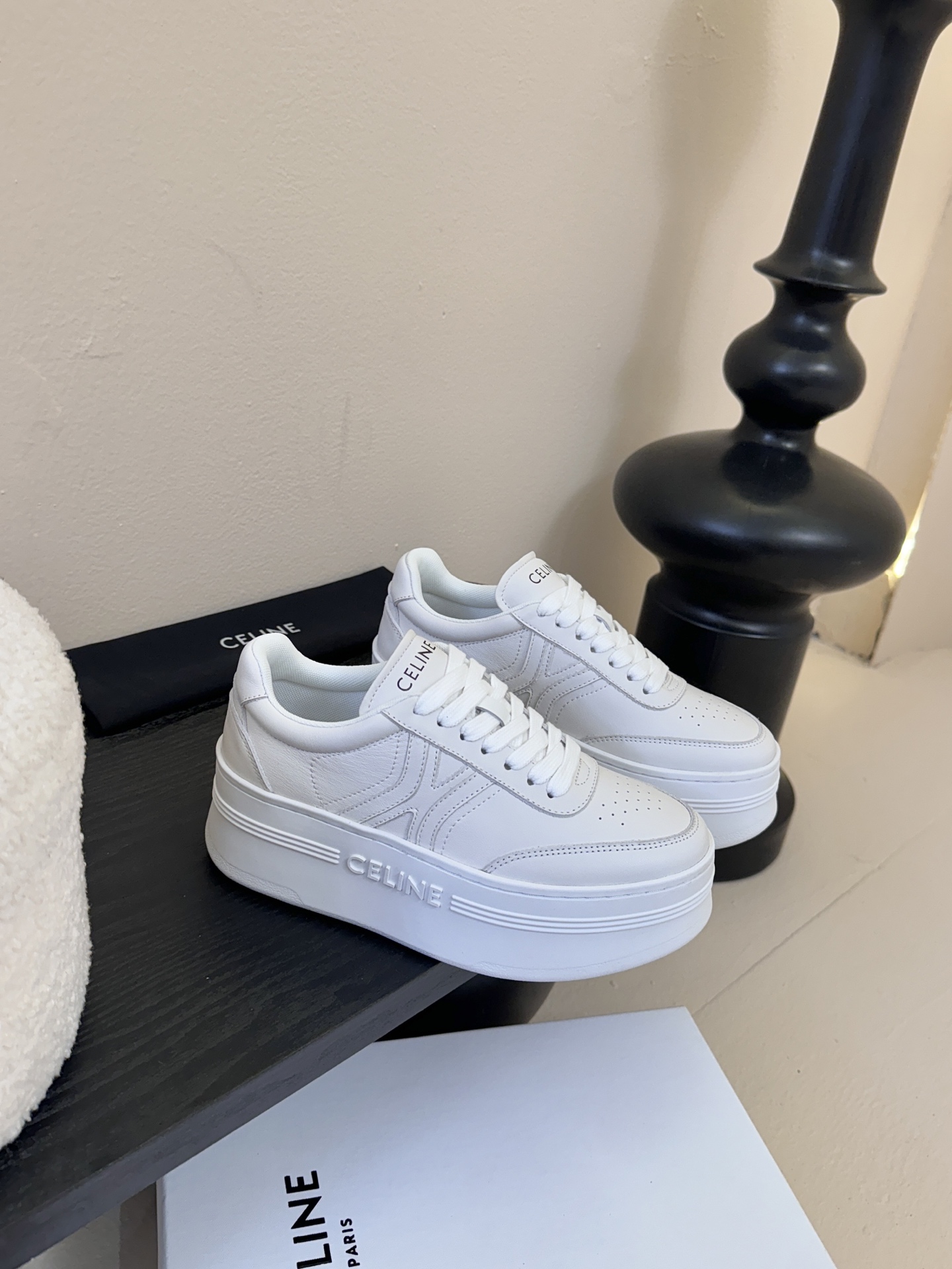 CELINE思琳赛琳CELINE RUNNER CR-03运动鞋👟鞋舌和鞋后帮饰有CELINE标志运动鞋