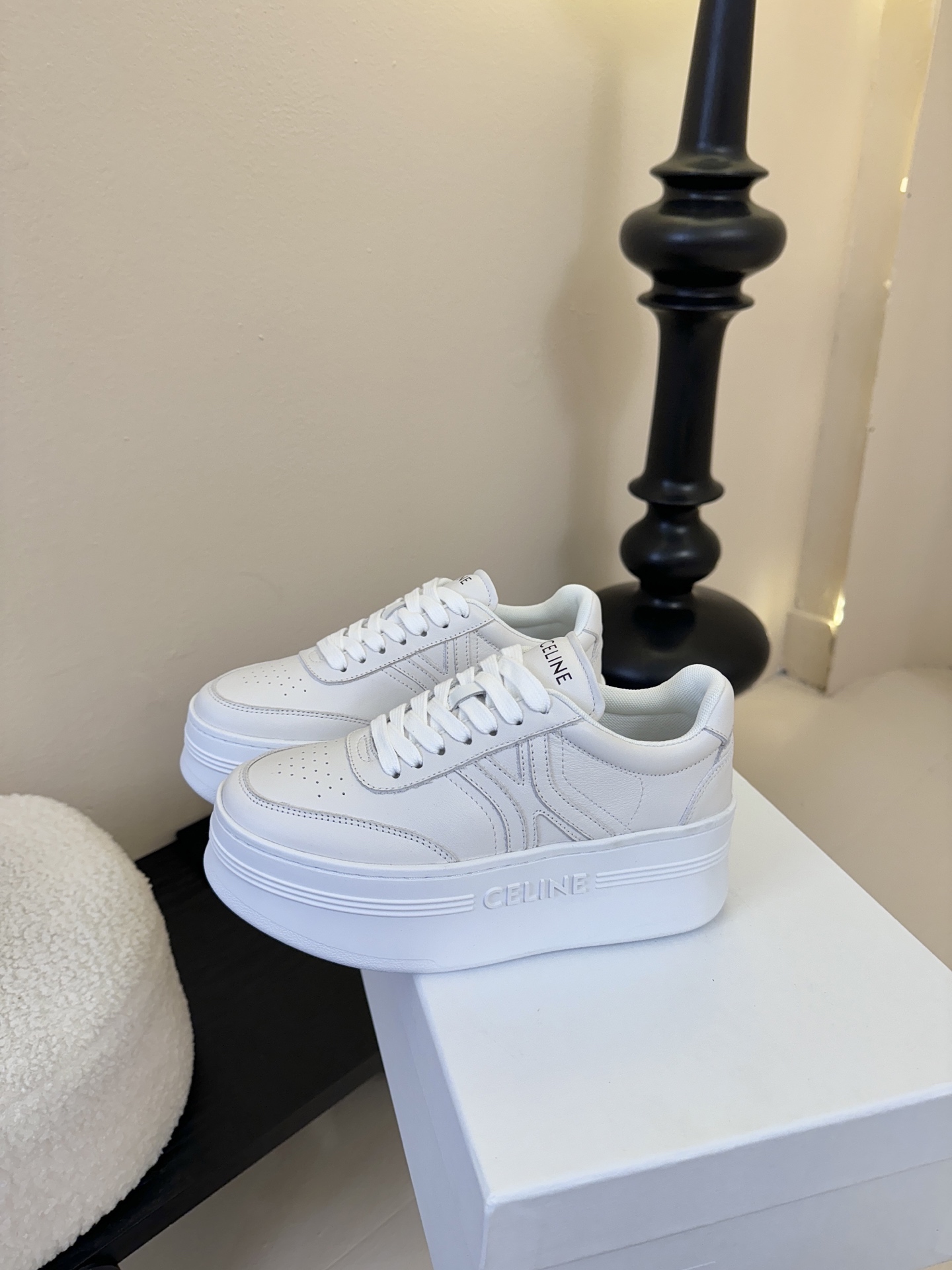 CELINE思琳赛琳CELINE RUNNER CR-03运动鞋👟鞋舌和鞋后帮饰有CELINE标志运动鞋