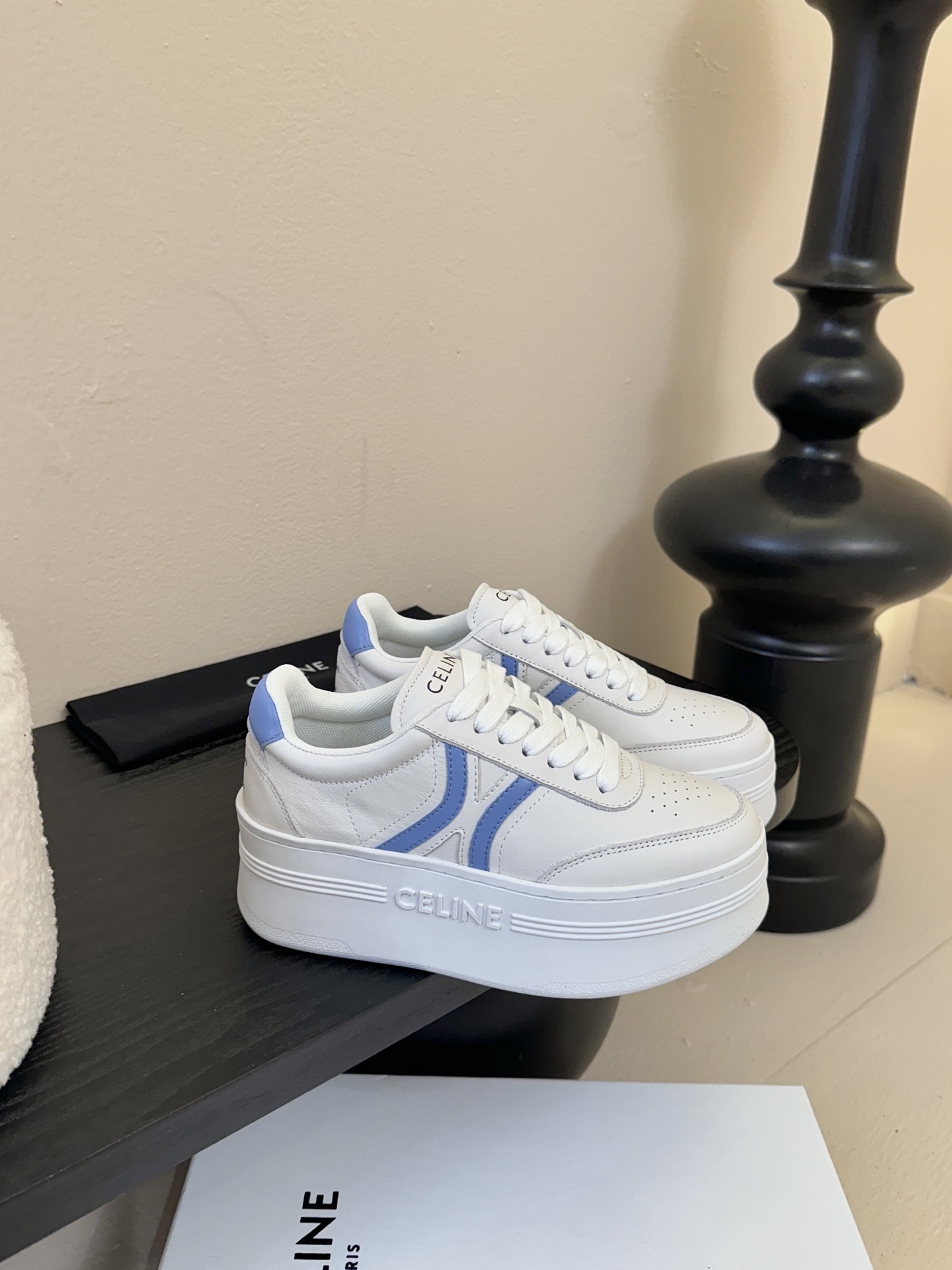 CELINE思琳赛琳CELINE RUNNER CR-03运动鞋👟鞋舌和鞋后帮饰有CELINE标志运动鞋