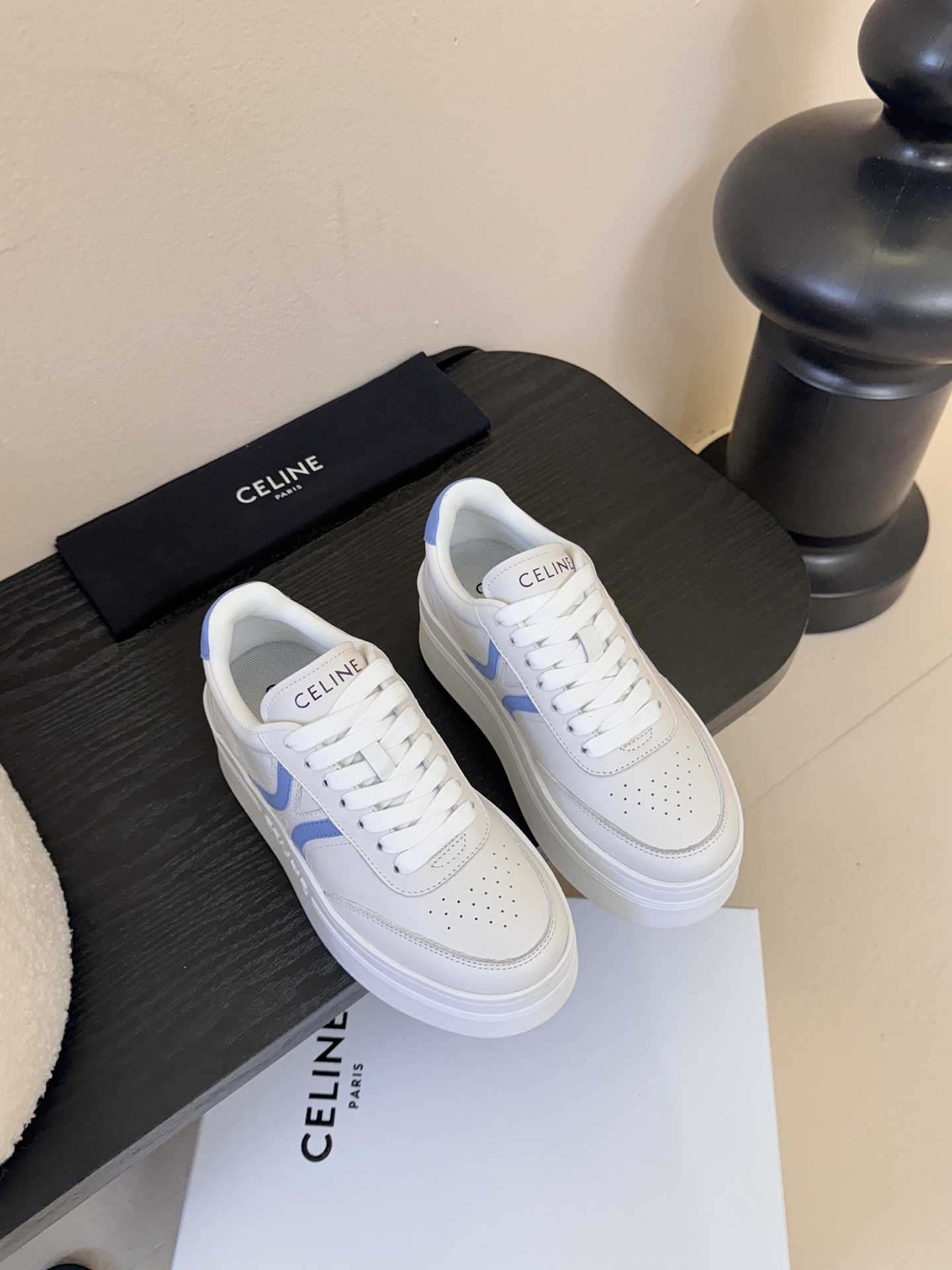 CELINE思琳赛琳CELINE RUNNER CR-03运动鞋👟鞋舌和鞋后帮饰有CELINE标志运动鞋