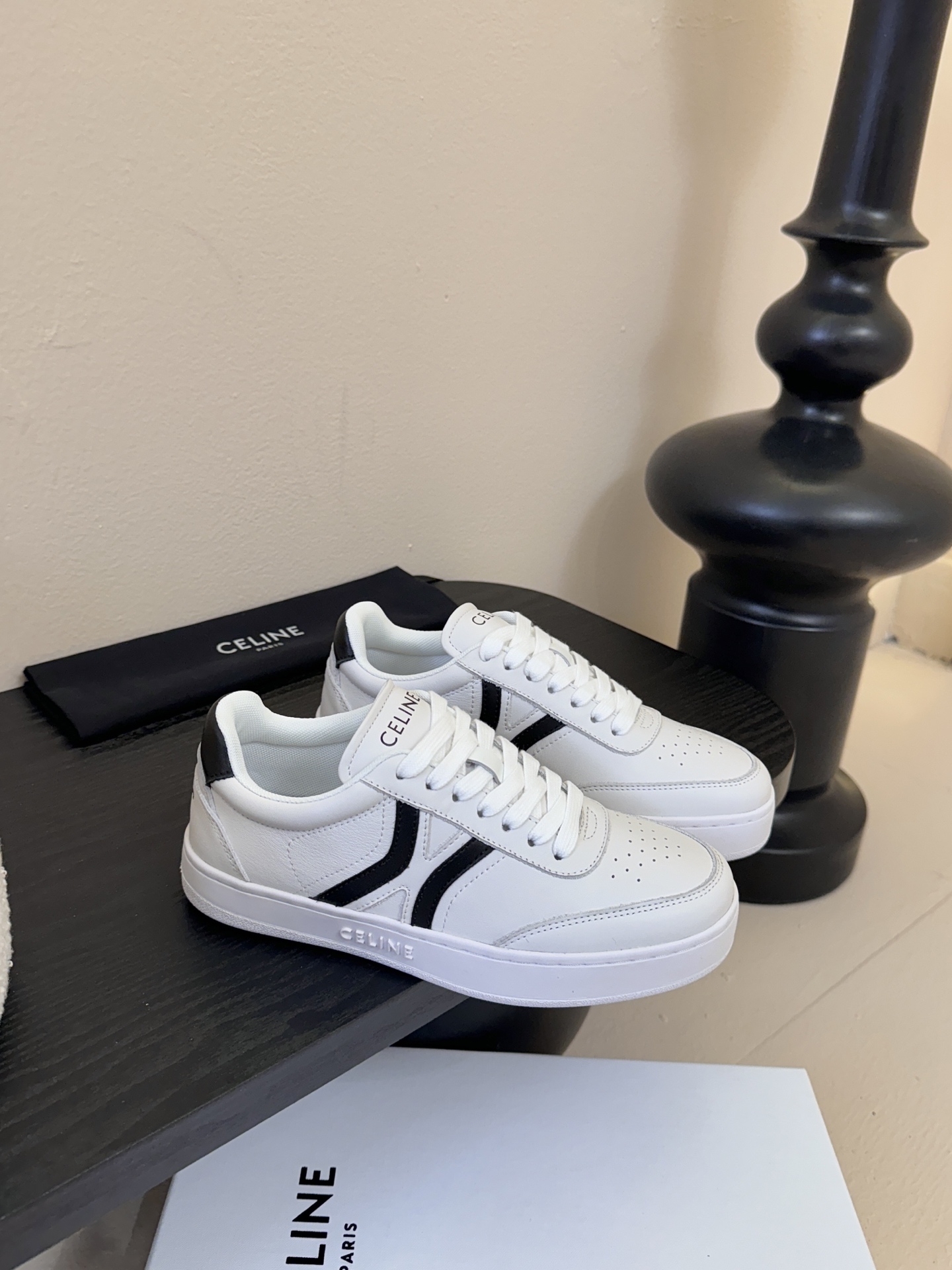 CELINE思琳赛琳CELINE RUNNER CR-03运动鞋👟鞋舌和鞋后帮饰有CELINE标志运动鞋