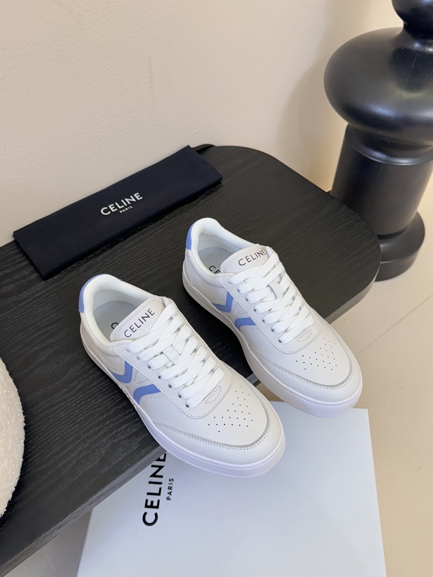 CELINE思琳赛琳CELINE RUNNER CR-03运动鞋👟鞋舌和鞋后帮饰有CELINE标志运动鞋