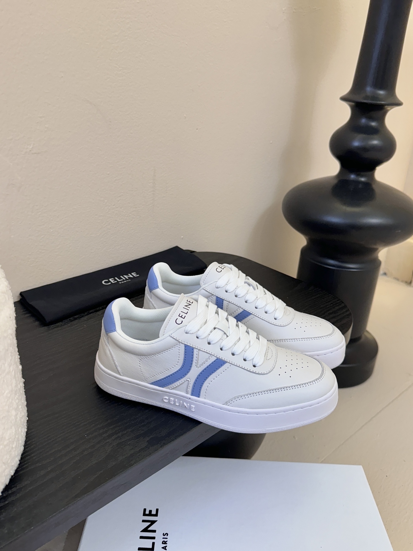 CELINE思琳赛琳CELINE RUNNER CR-03运动鞋👟鞋舌和鞋后帮饰有CELINE标志运动鞋