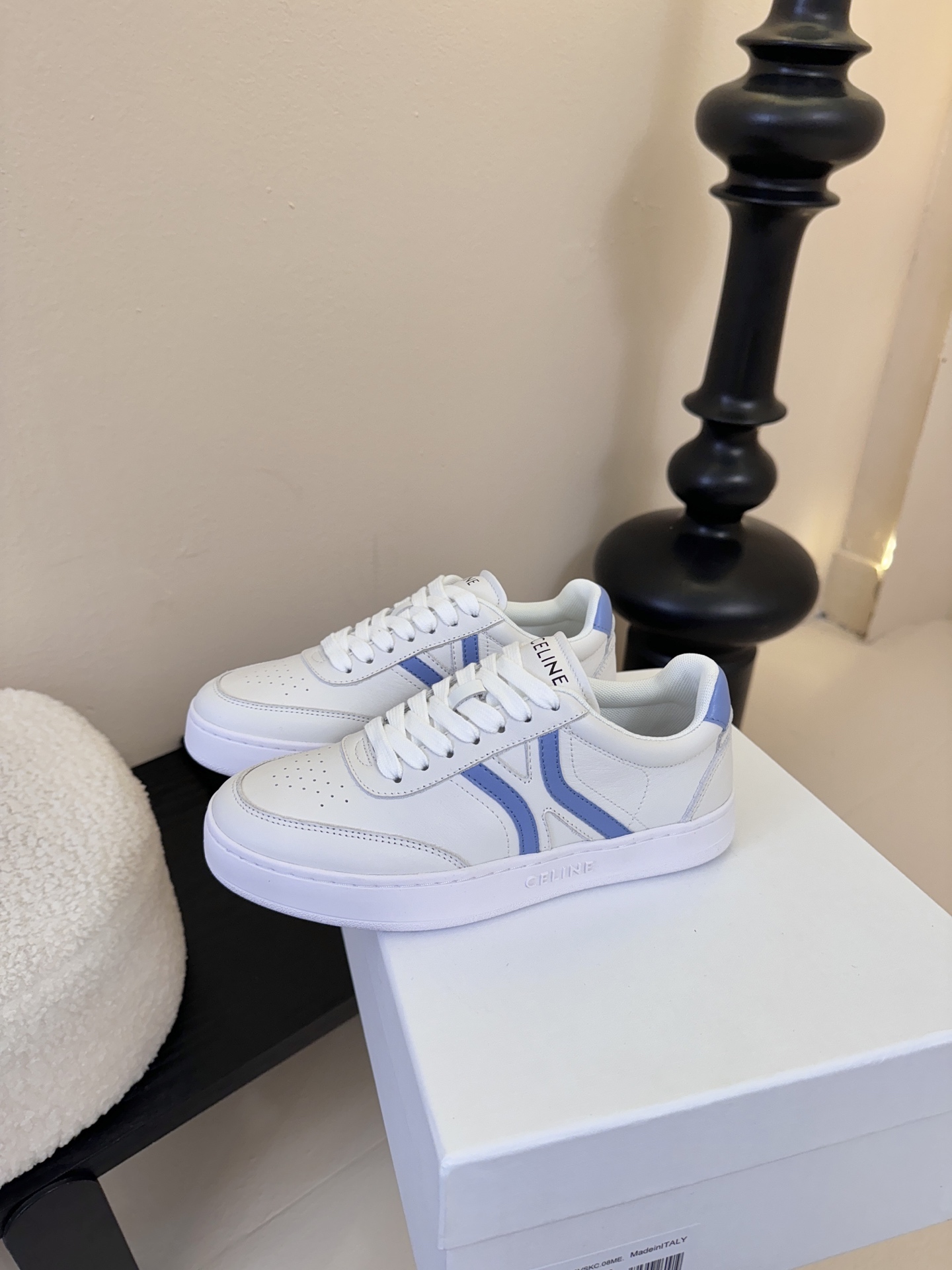 CELINE思琳赛琳CELINE RUNNER CR-03运动鞋👟鞋舌和鞋后帮饰有CELINE标志运动鞋