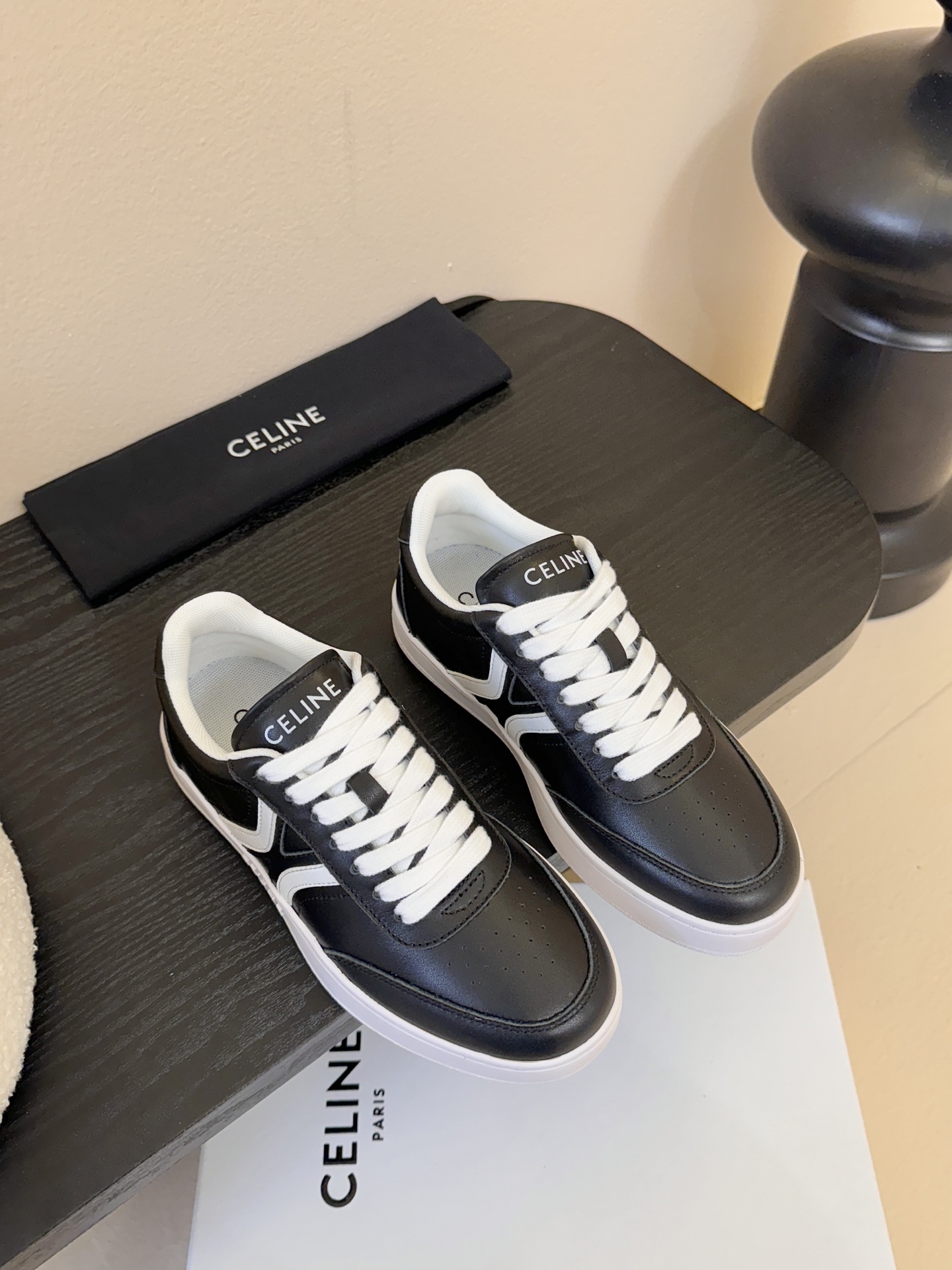 CELINE思琳赛琳CELINE RUNNER CR-03运动鞋👟鞋舌和鞋后帮饰有CELINE标志运动鞋