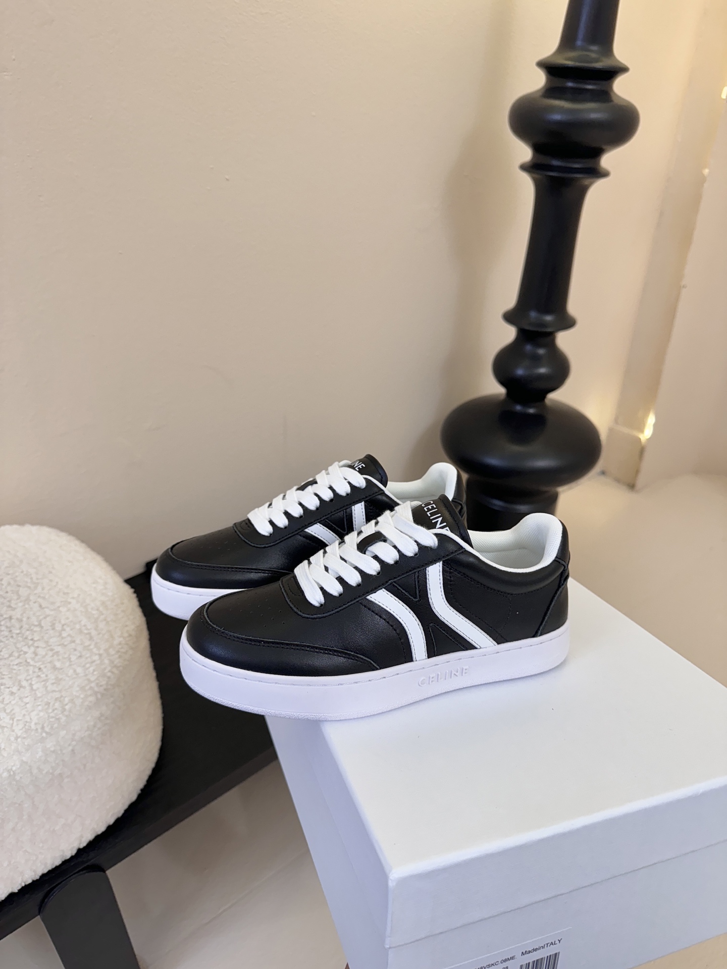 CELINE思琳赛琳CELINE RUNNER CR-03运动鞋👟鞋舌和鞋后帮饰有CELINE标志运动鞋