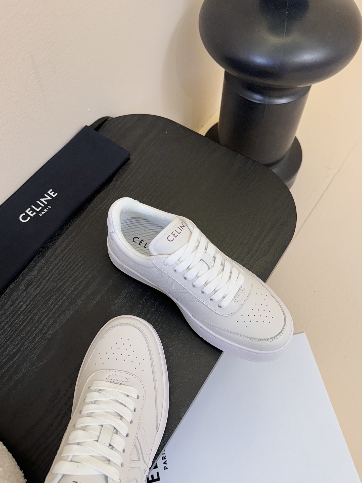 CELINE思琳赛琳CELINE RUNNER CR-03运动鞋👟鞋舌和鞋后帮饰有CELINE标志运动鞋
