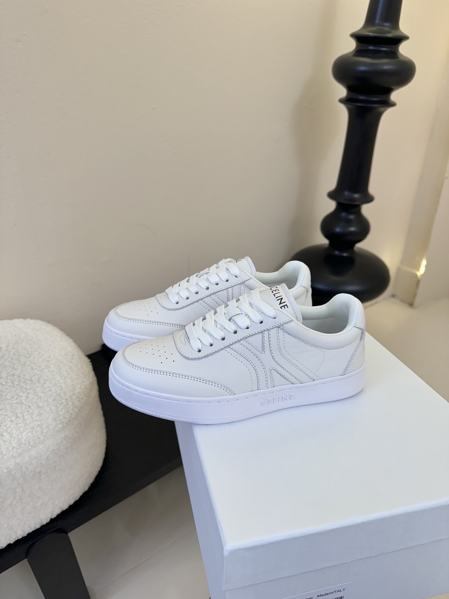 CELINE思琳赛琳CELINE RUNNER CR-03运动鞋👟鞋舌和鞋后帮饰有CELINE标志运动鞋