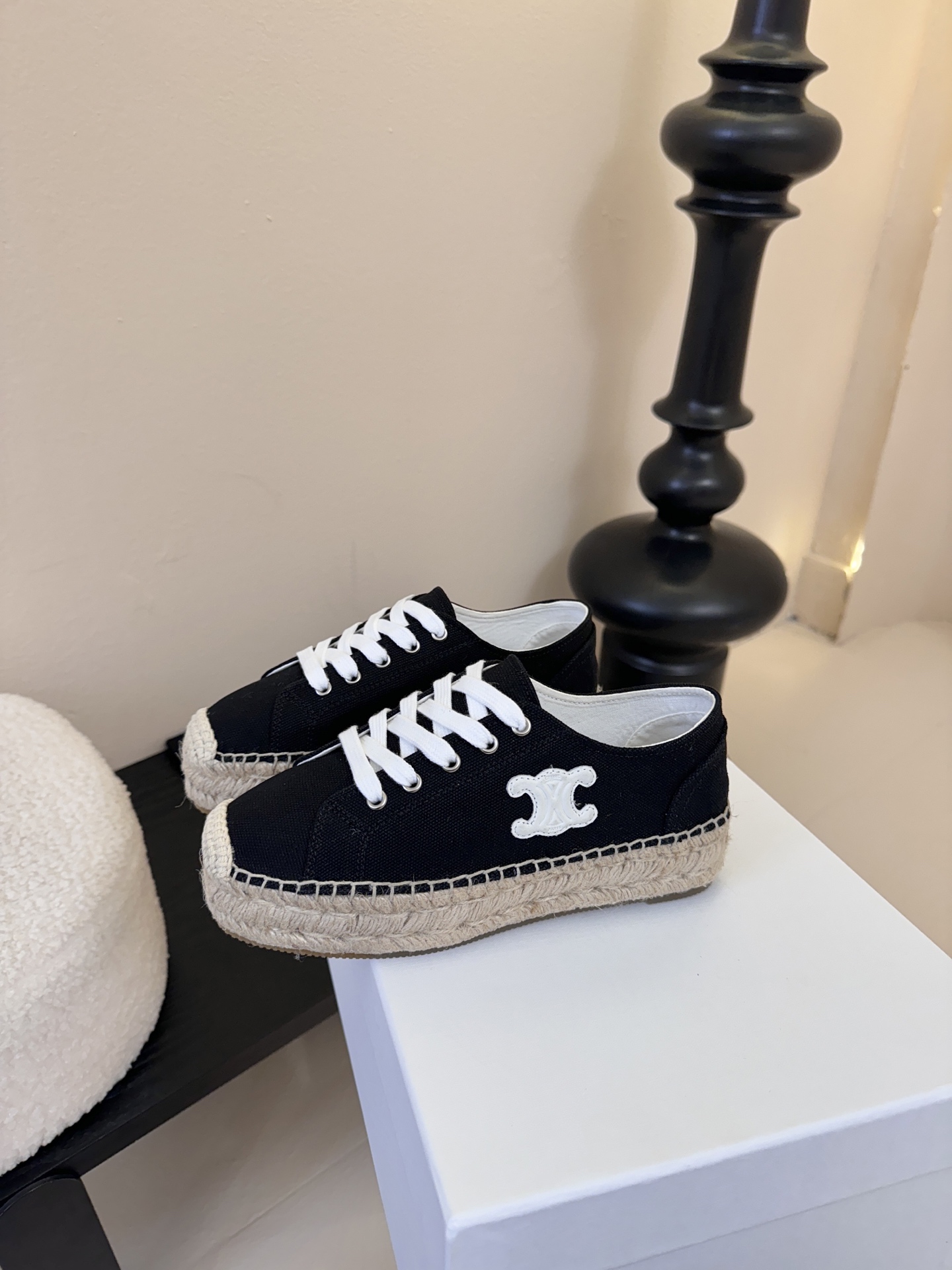 CELINE思琳赛琳CELINE RUNNER CR-03运动鞋👟鞋舌和鞋后帮饰有CELINE标志运动鞋