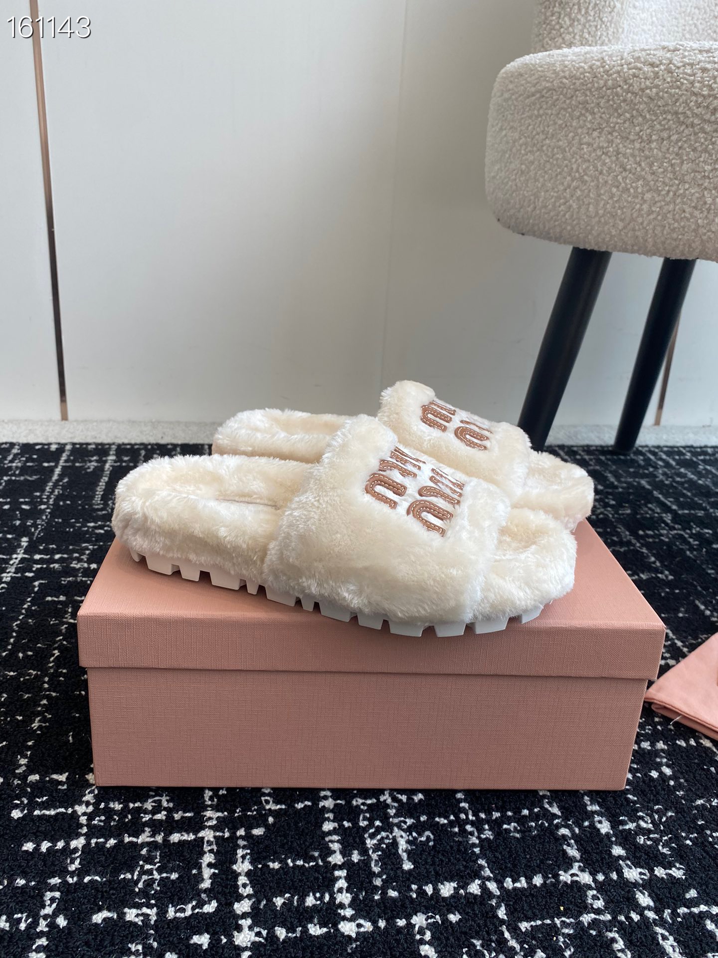 代购级Miu Miu 24ss 秋冬新品毛拖～ 秋冬新宠 百搭时髦单品！不管居家还是外穿都是品味的象征性