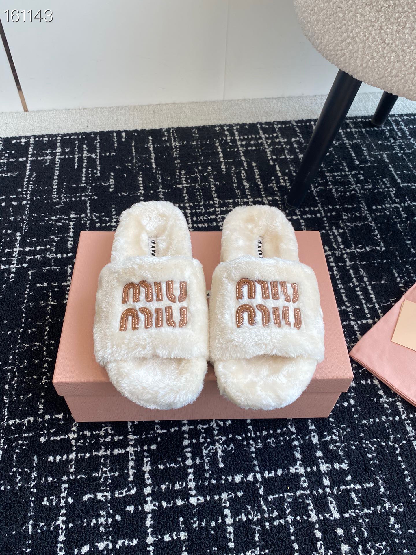 代购级Miu Miu 24ss 秋冬新品毛拖～ 秋冬新宠 百搭时髦单品！不管居家还是外穿都是品味的象征性