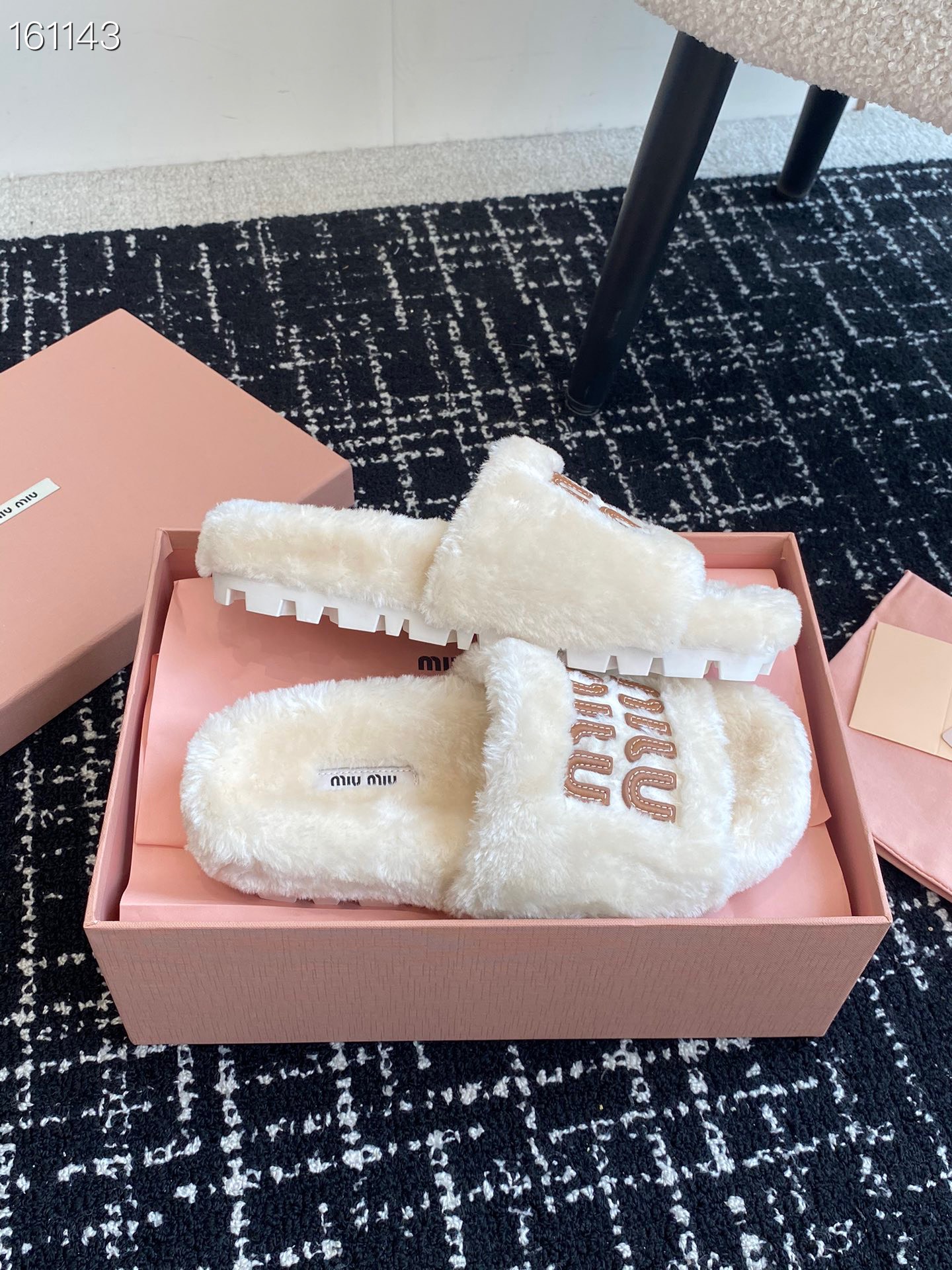 代购级Miu Miu 24ss 秋冬新品毛拖～ 秋冬新宠 百搭时髦单品！不管居家还是外穿都是品味的象征性